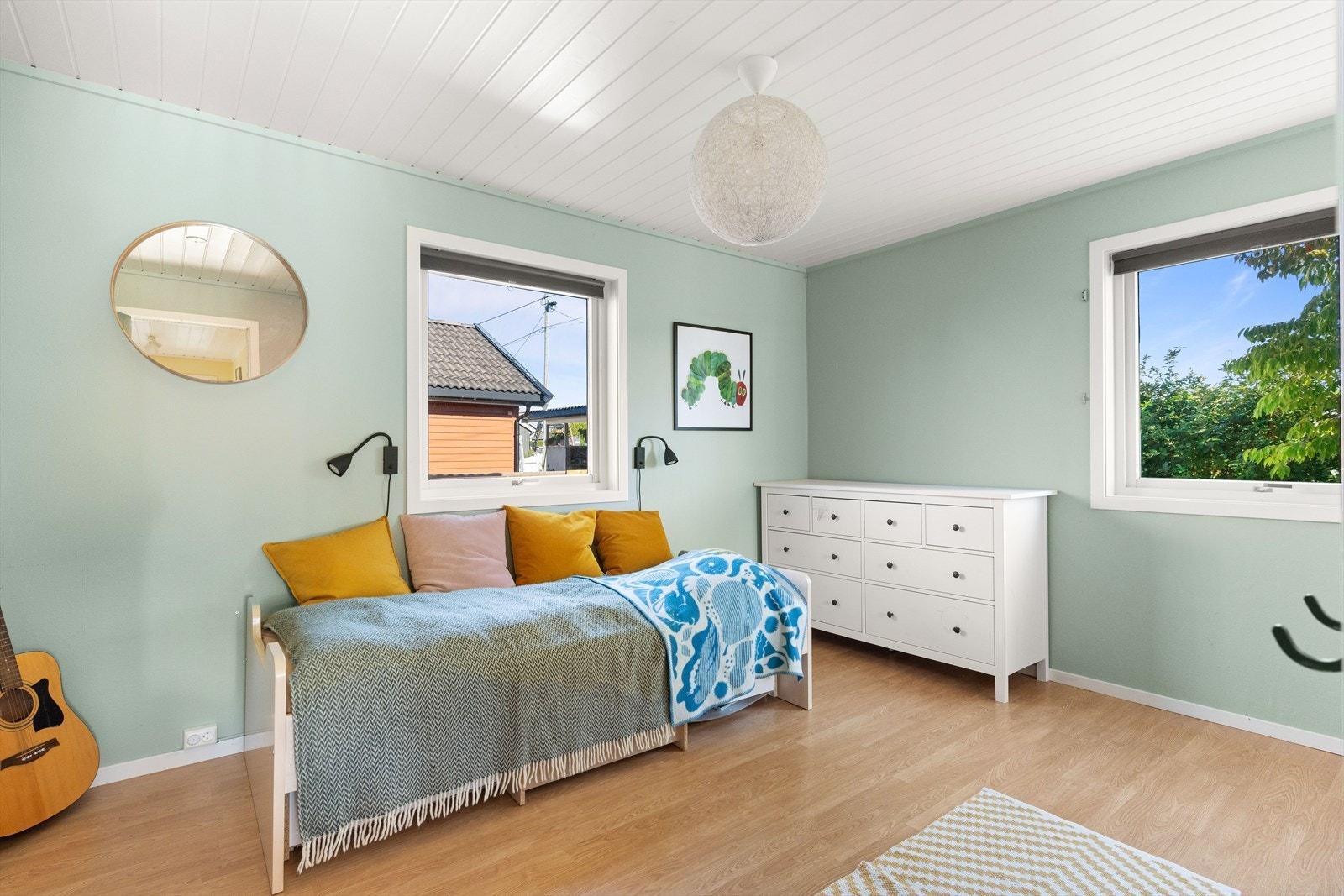 Etasjen rommer ett soverom. Rommet har god plass til seng, nattbord, garderobeløsning og evt. skrivebord. Galleribilde