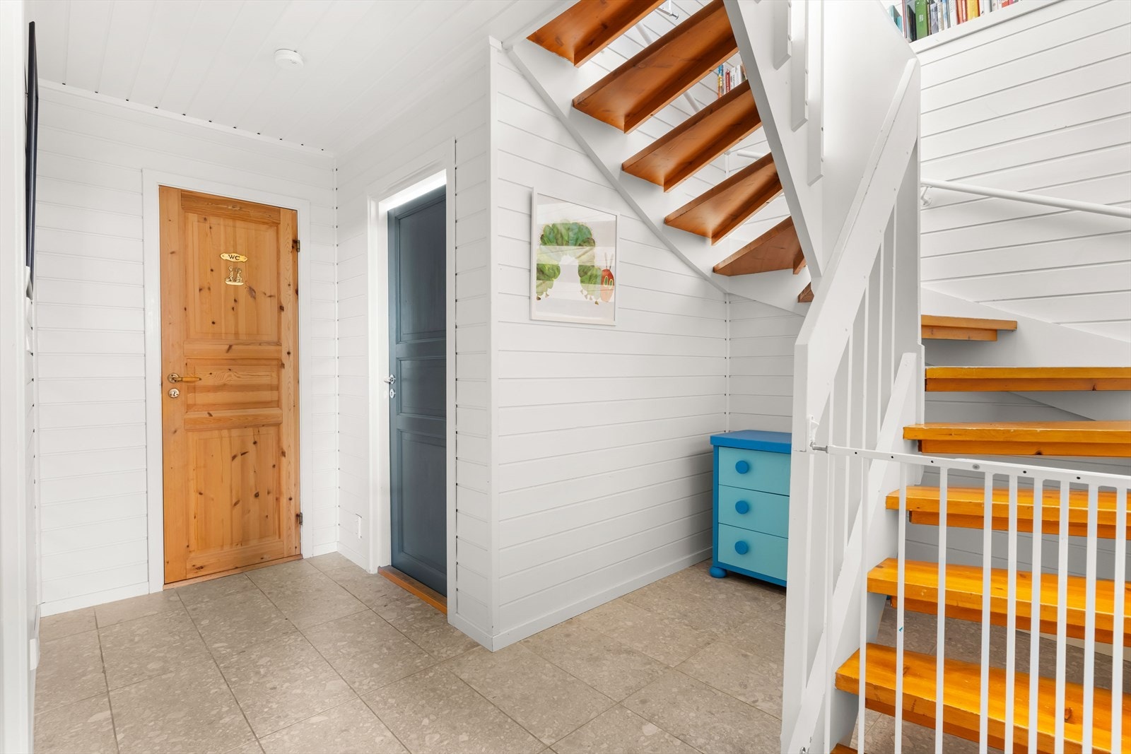 Herfra er det inngang til to soverom, et bad, toalettrom og vaskerom. Galleribilde