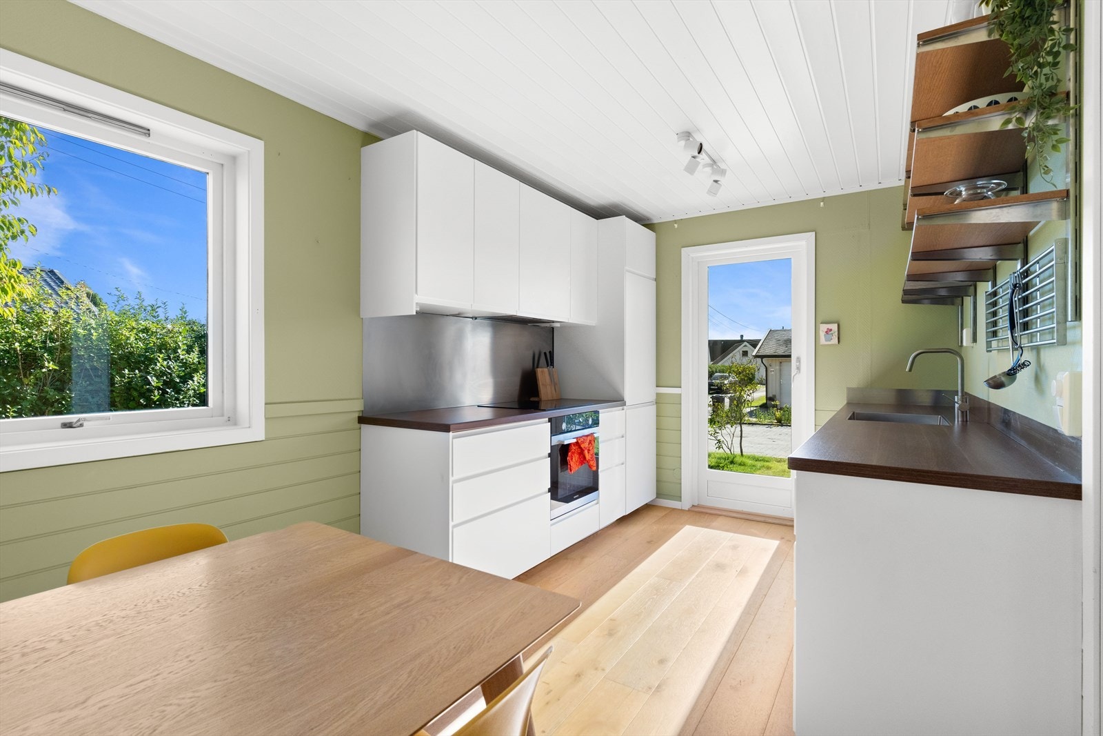 Kjøkkeninnredningen fremstår i normal stand, og har glatte fronter samt nedfelt oppvaskkum og 1-greps blandebatteri. Galleribilde