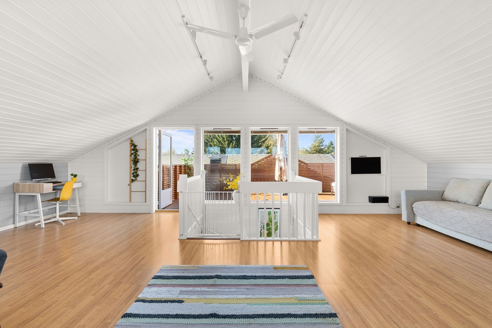 Opp trappen ligger den lyse og romslige stuen. Galleribilde