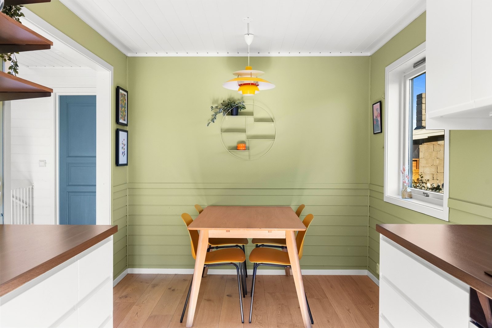 Hyggelig spiseplass ved kjøkkenvinduet. Galleribilde