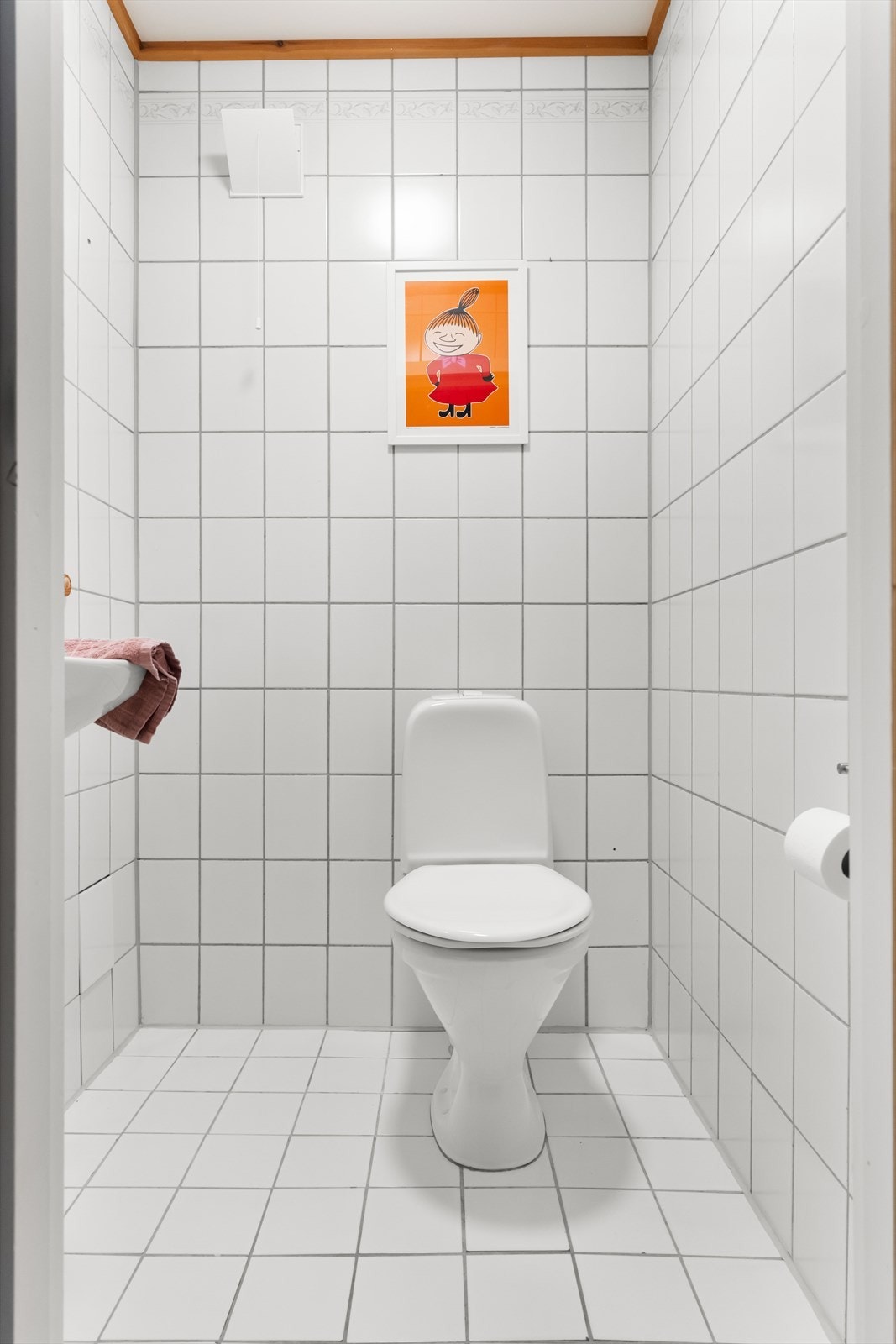 Praktisk toalettrom med toalett og servant. Galleribilde