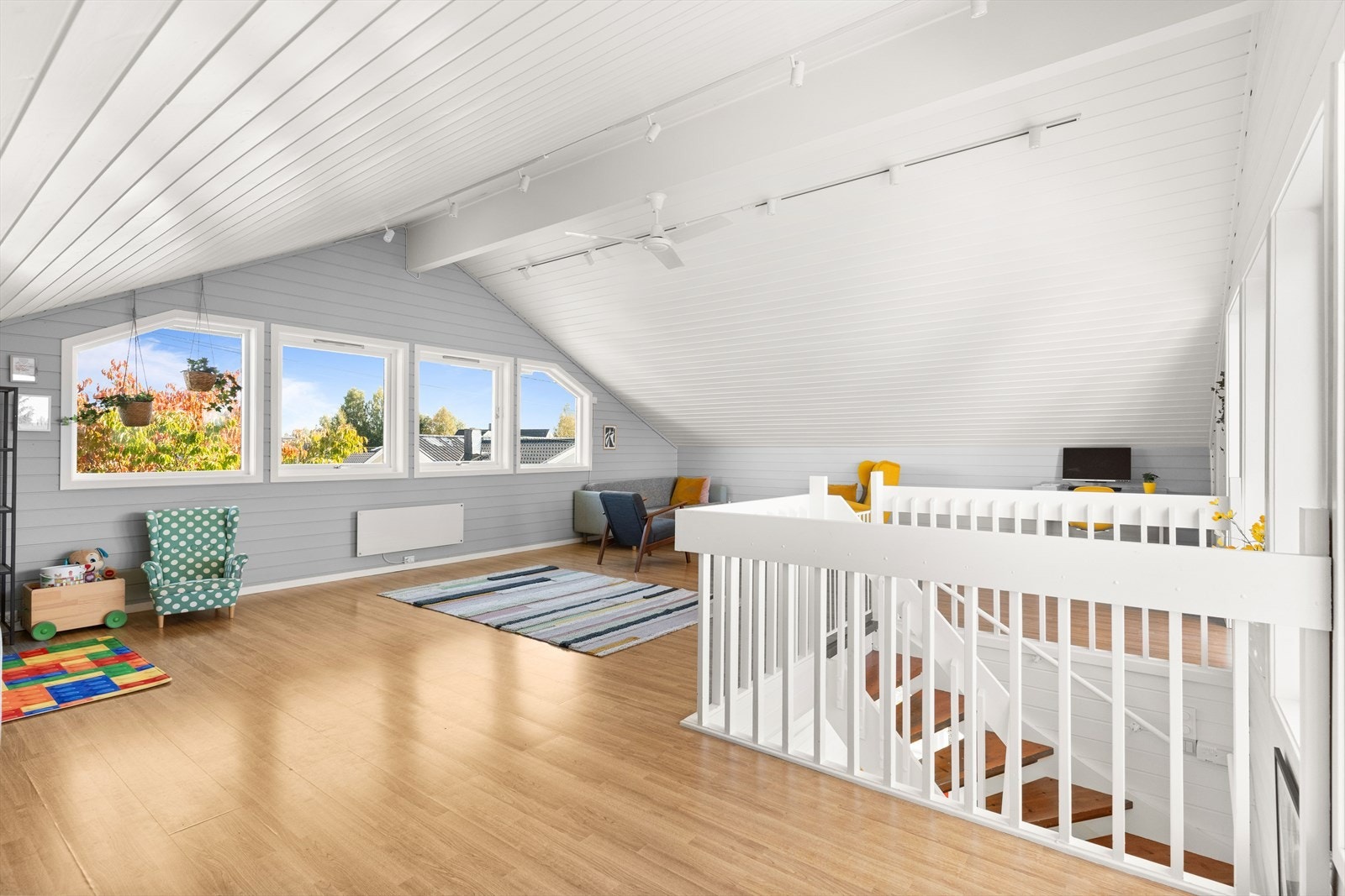 Rommet har skråtak, samt store vinduer som slipper inn rikelig med naturlig lys. Galleribilde