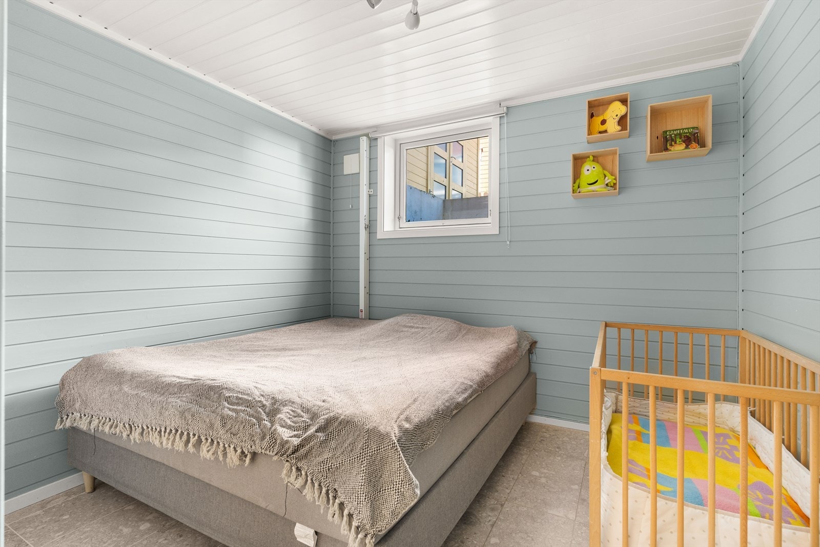 Fra gangen er det inngang til to soverom. Galleribilde