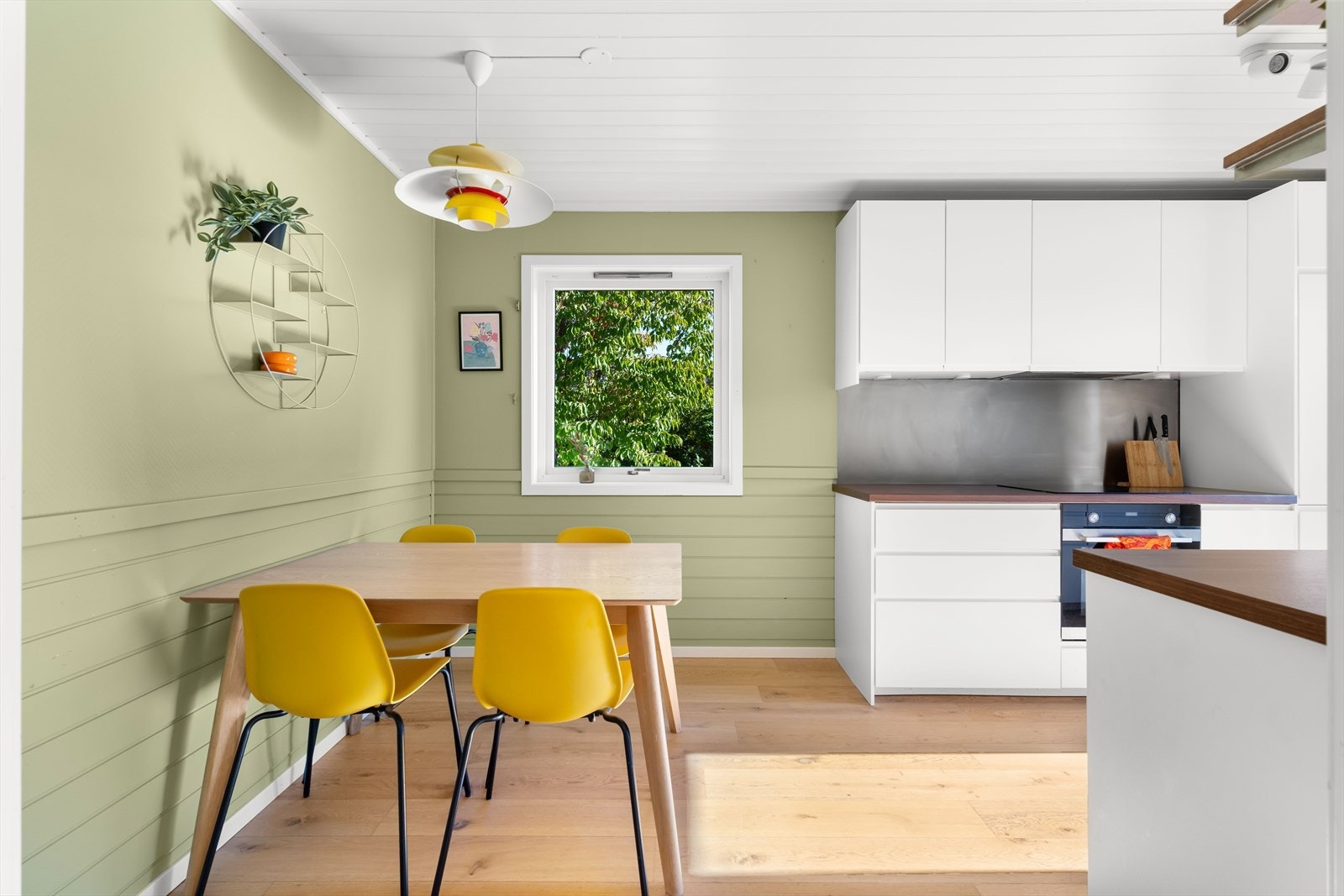 Rommet har god plassutnyttelse, og det er i tillegg god plass til kjøkkenbord og stoler ved vinduet. Galleribilde