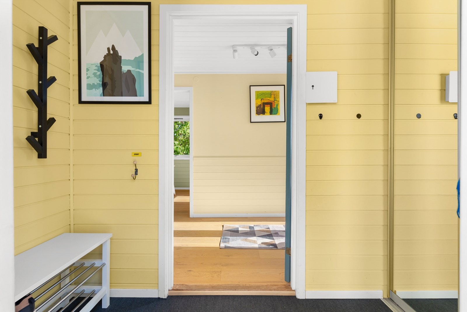 I entréen er det plass til å henge fra seg yttertøy og sko i praktisk skyvedørsgarderobe med speilfronter. Galleribilde