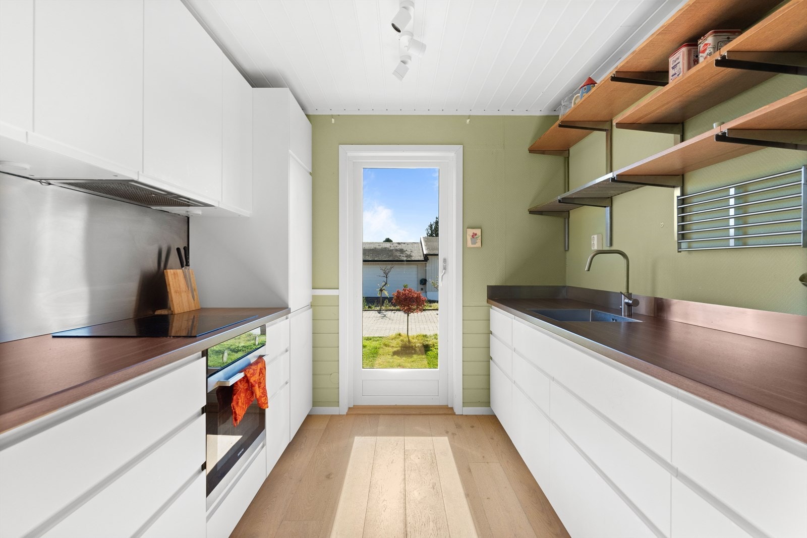 Fra kjøkkenet er det utgang til en sydøstvendt markterrasse. Galleribilde