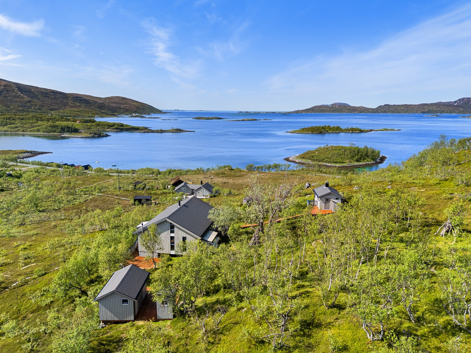 Hytta ligger i et stille og fredelig område med god plass mellom hyttene, og fine turmuligheter året rundt.