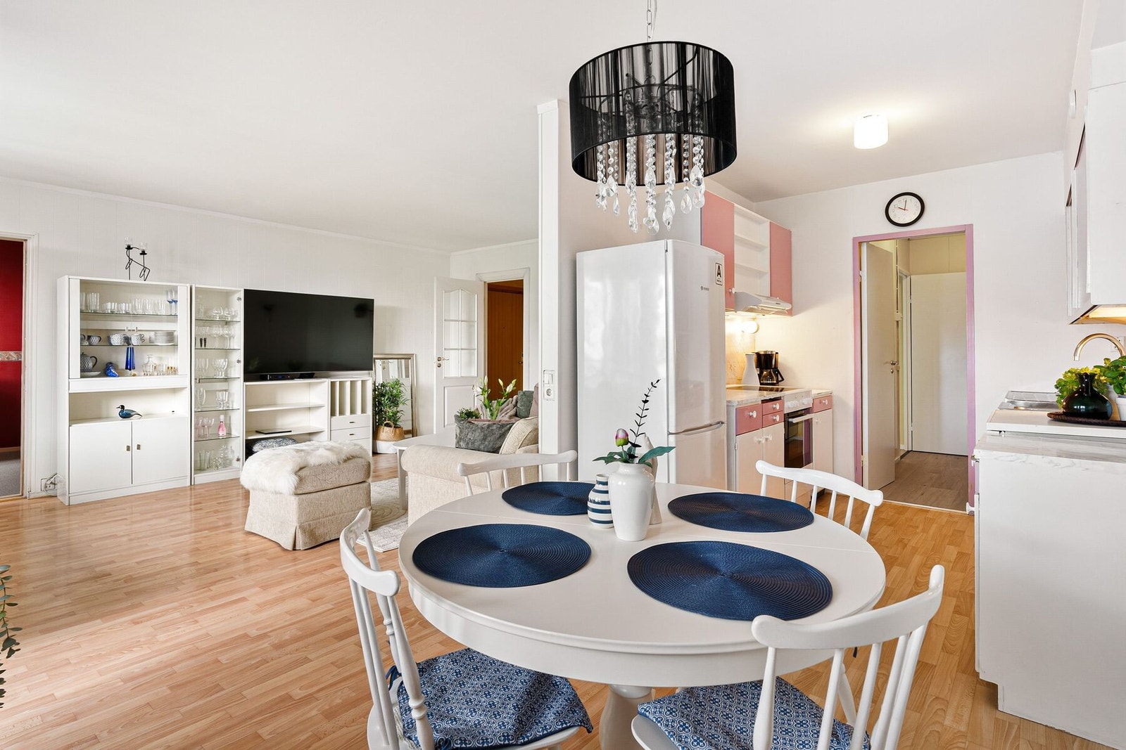 Mellom stue og kjøkken er det naturlig plass til spisestuemøblement. Galleribilde