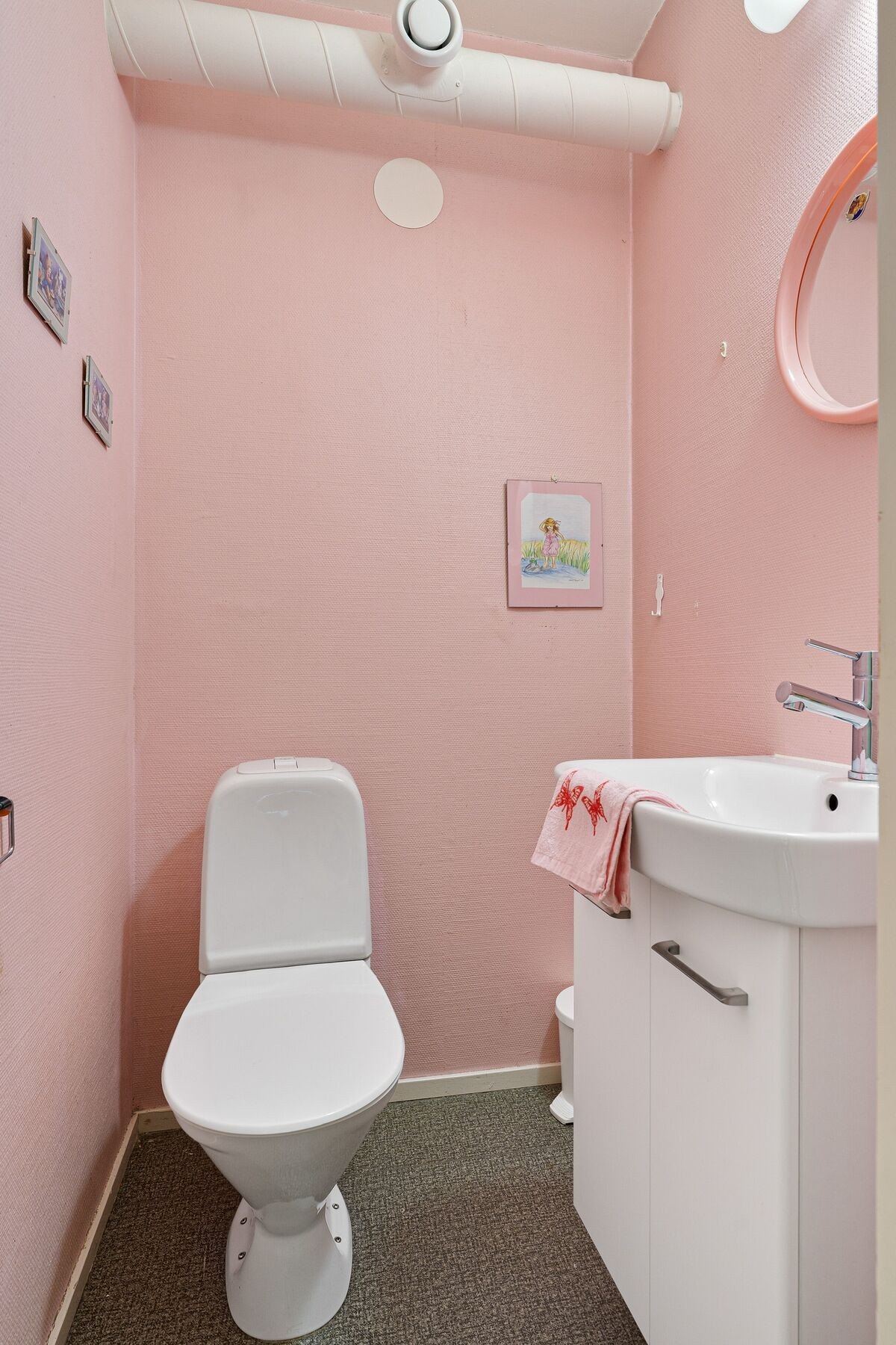 Praktisk WC-rom vegg-i-vegg med badet. Servantskap og servant ble oppgradert i 2024. Galleribilde