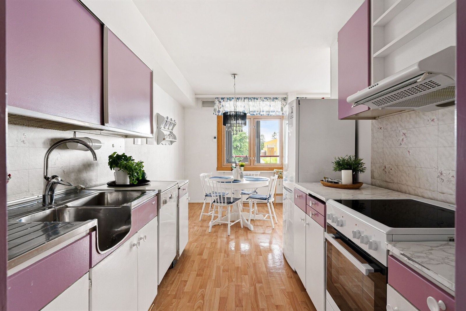 Sjarmerende og funksjonelt kjøkken med frittstående kjøleskap, oppvaskmaskin og stekeovn, disse medfølger handelen. Galleribilde