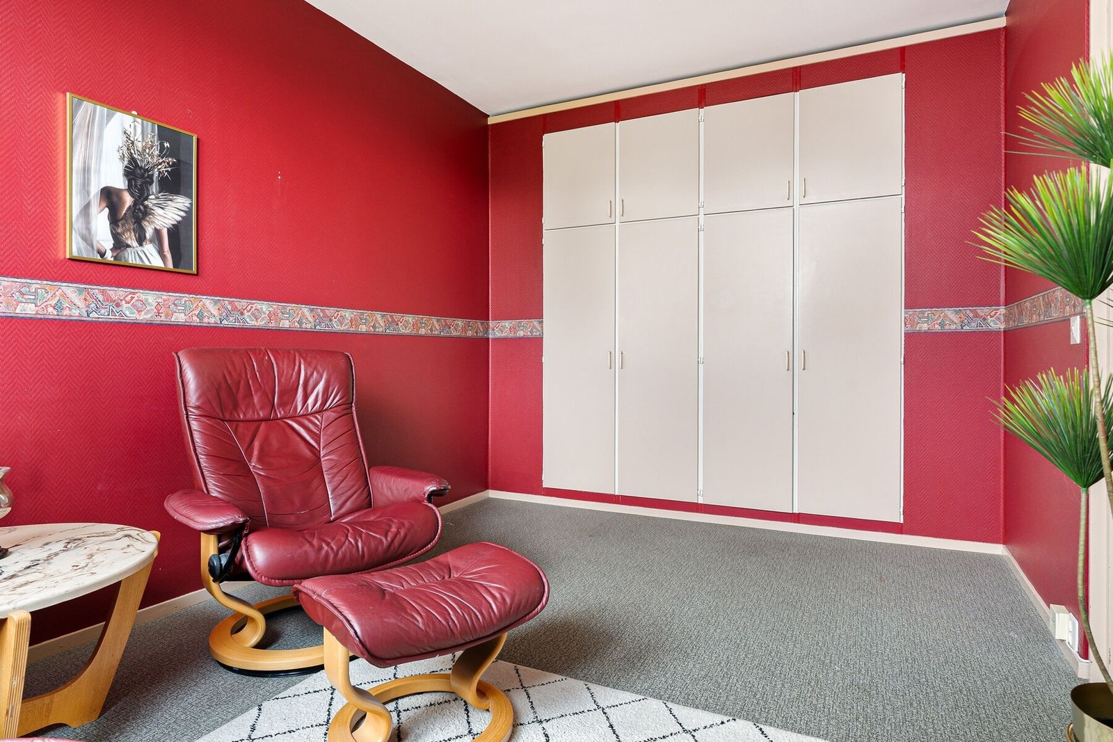 Praktiske innebygde skap med god plass til klesoppbevaring. Galleribilde