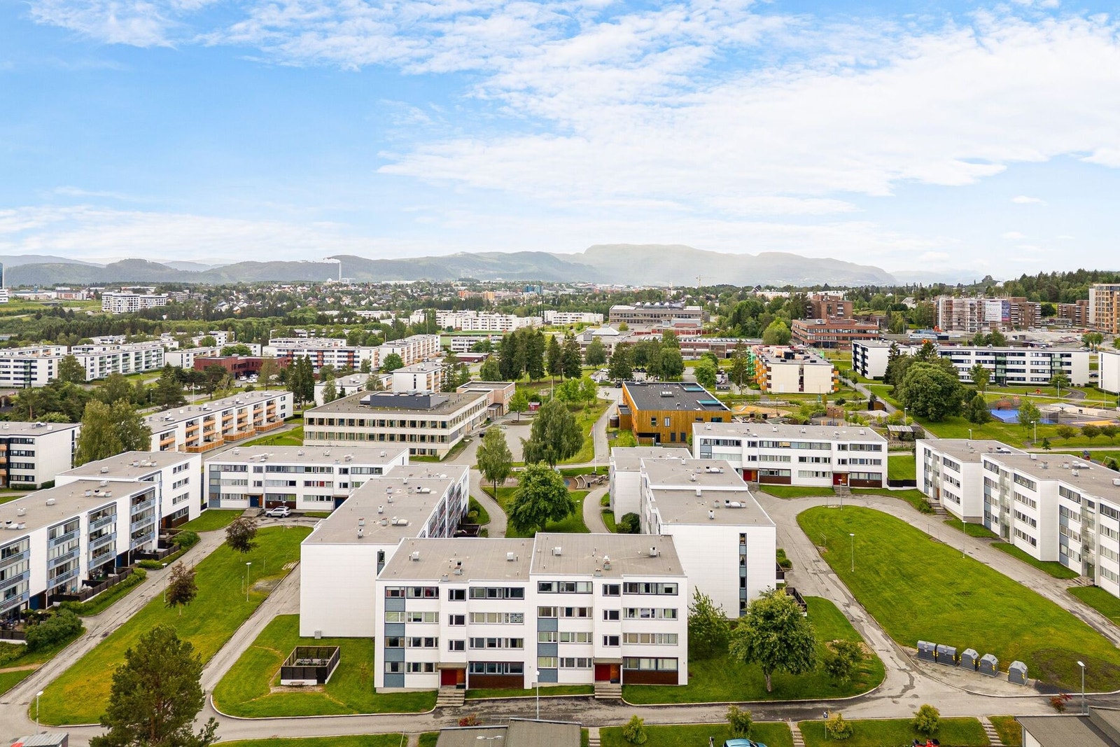 Boligen har en barnevennlig beliggenhet med gangavstand til skoler og barnehager. Uteområdet er også tilrettelagt med lekeapparater for de minste. Galleribilde
