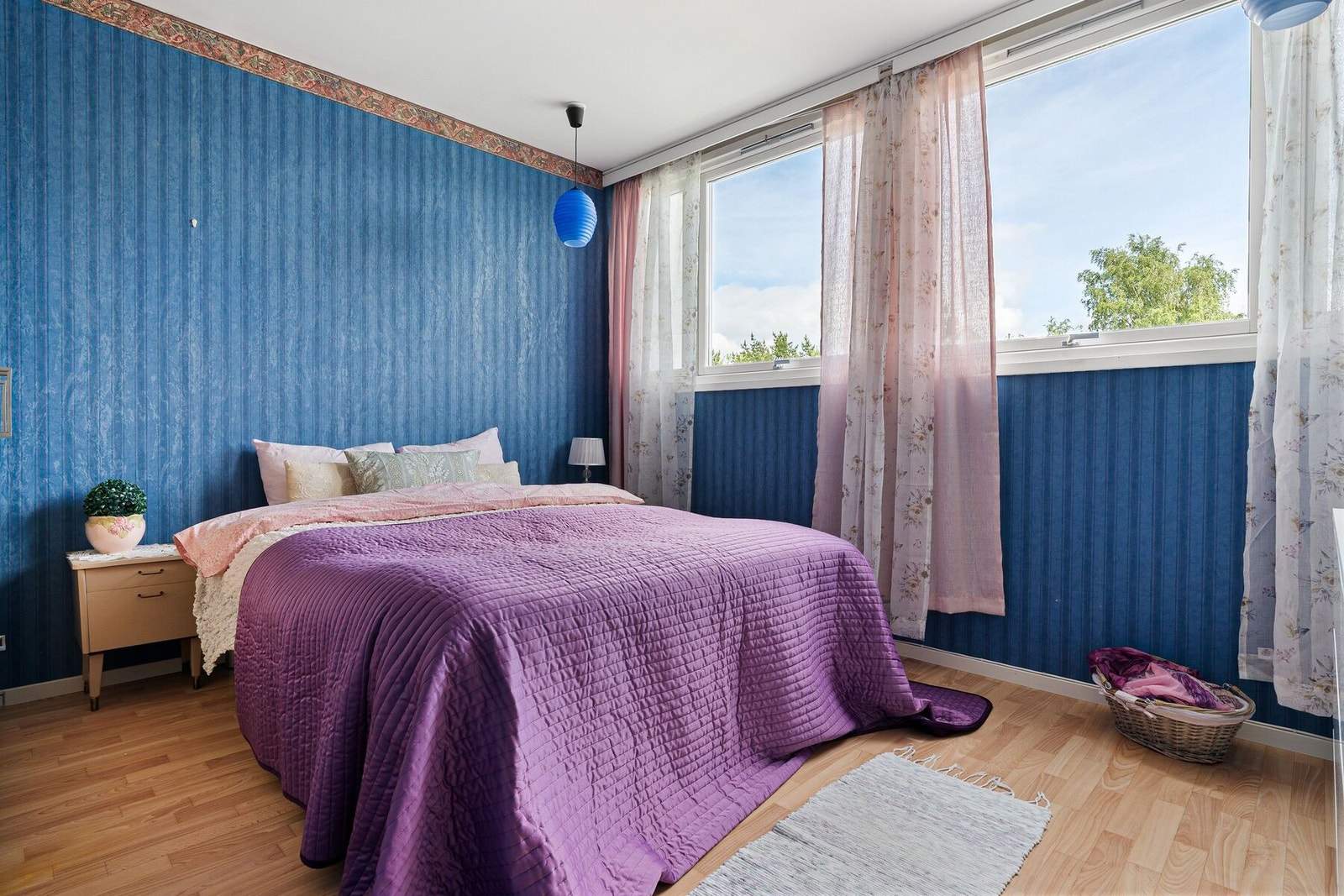 Leiligheten har tre romslige soverom, dette måler 12,5 m² og har godt plass til dobbeltseng, garderobeløsning og øvrig soveromsmøblement. Galleribilde