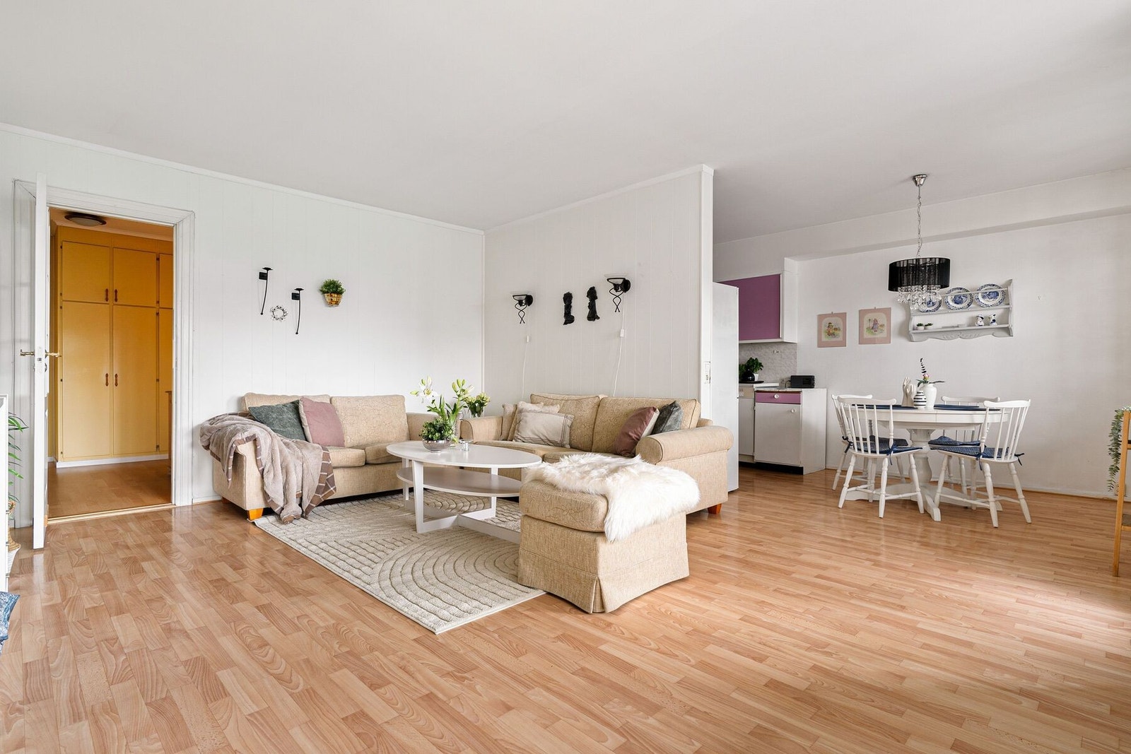 Luftig oppholdsrom på 34,5 m² delt inn i stue, spisesone og kjøkken - store vindusflater som sørger for godt med lys inn i rommet. Galleribilde