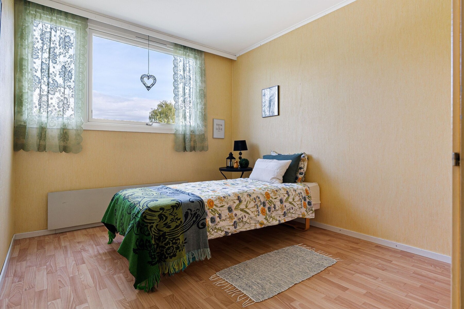 Det andre soverommet utgjør 10,7 m². Vinduene på dette rommet er skiftet ut i 2025. Galleribilde