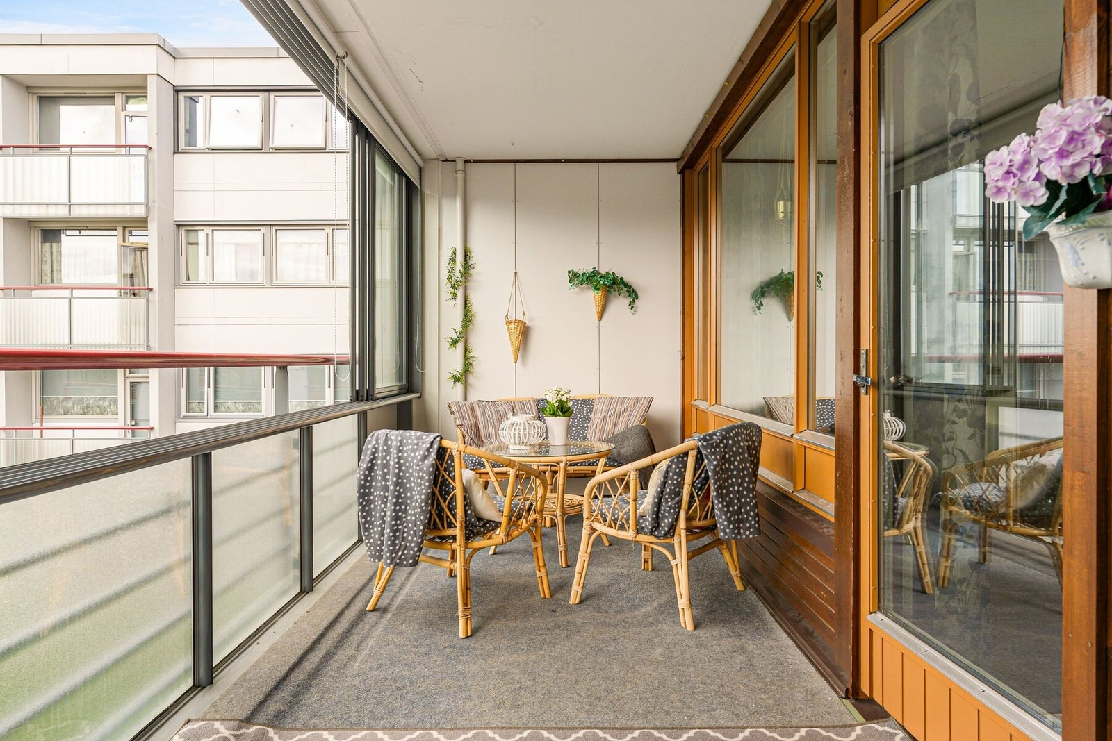 Av en rekke kvaliteter byr leiligheten på en herlig innglasset balkong. Galleribilde