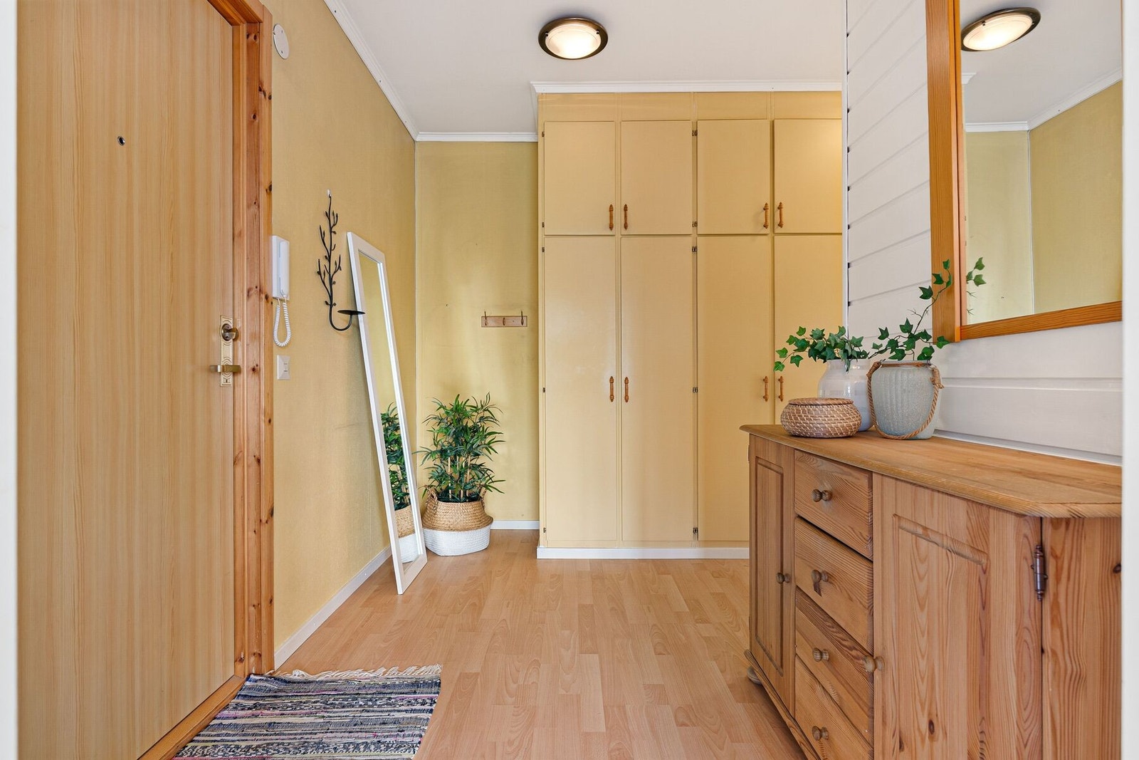 Stor entré/gang på 9 m² med plassbygdeskap med god plass til yttertøy og sko. I yttergangen til venstre er det en bod lett tilgjengelig fra leiligheten. Galleribilde