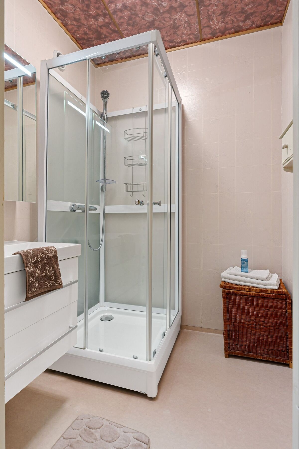 Servant, servantskap og speilskap ble oppgradert i 2024. Dusjkabinett er også av nyere dato. Galleribilde