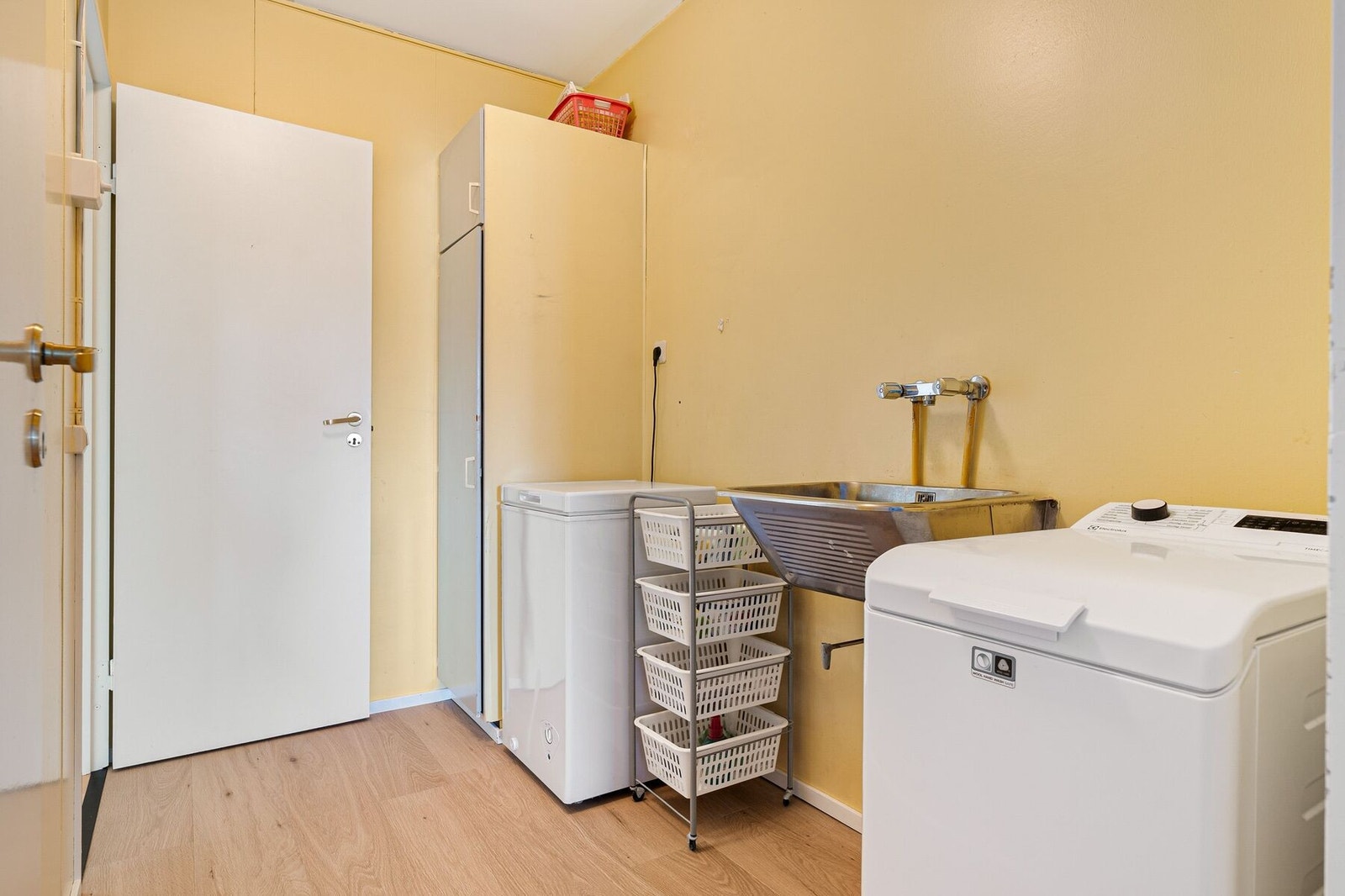 I tilknytning til kjøkkenet er det et praktisk vaskerom med opplegg for vaskemaskin, utslagsvask og god plass til fryser etc. Gulvet er byttet ut i nyere tid. Galleribilde