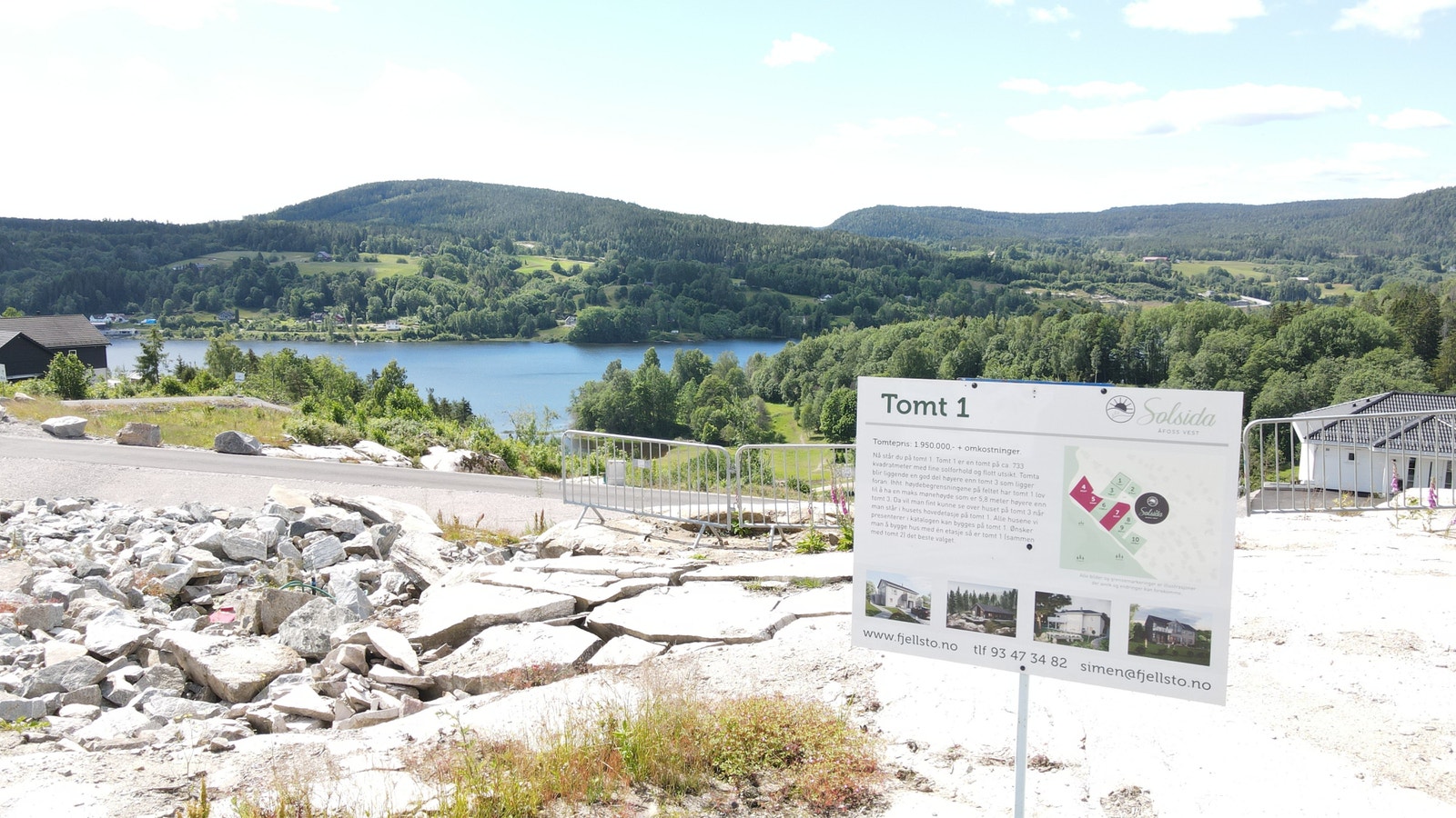 Tydelig skilting med utfyllende informasjon om hver enkelt tomt gjør det enkelt å orientere seg på feltet Galleribilde