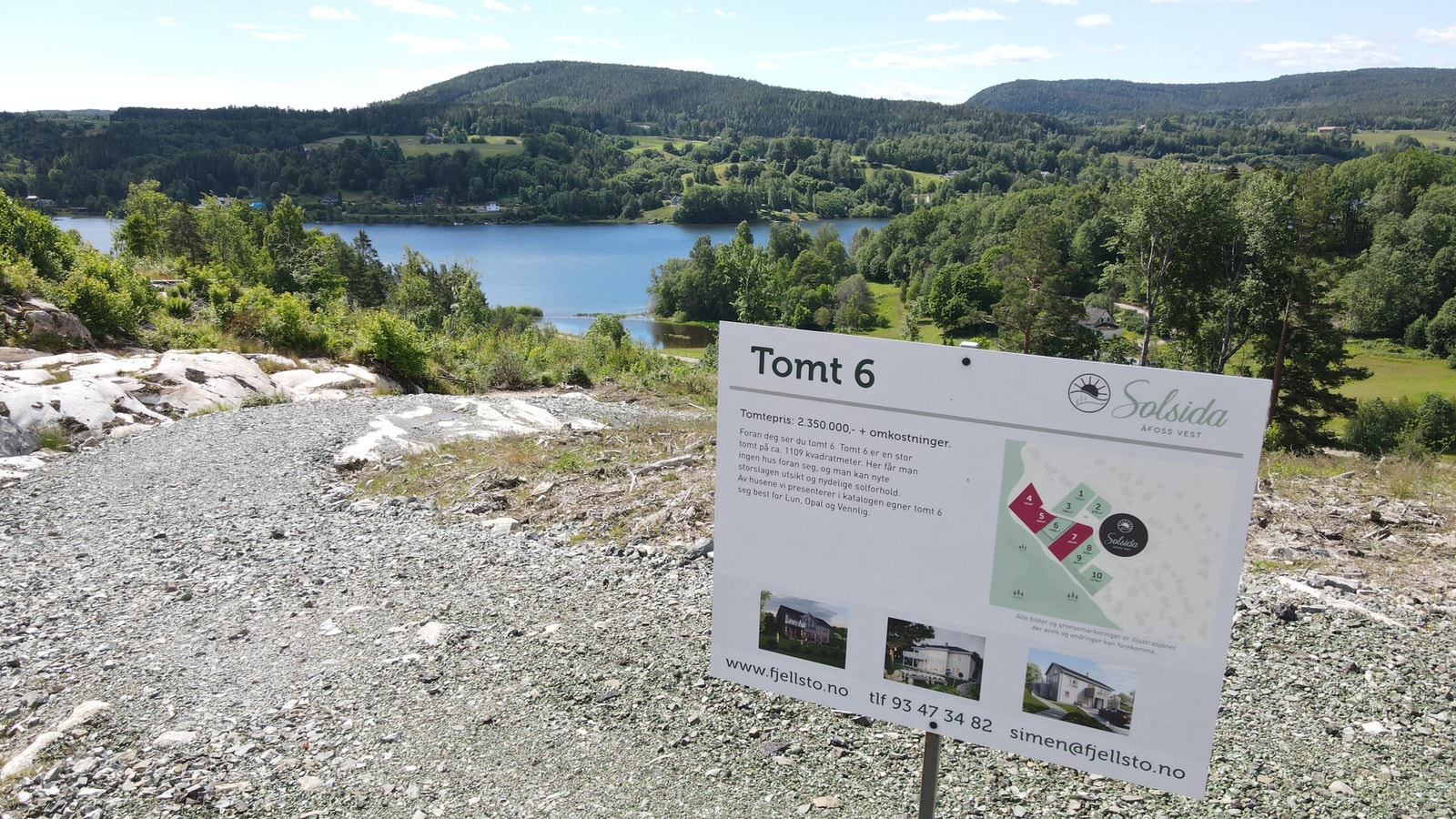 Tydelig skilting med utfyllende informasjon om hver enkelt tomt gjør det enkelt å orientere seg på feltet Galleribilde