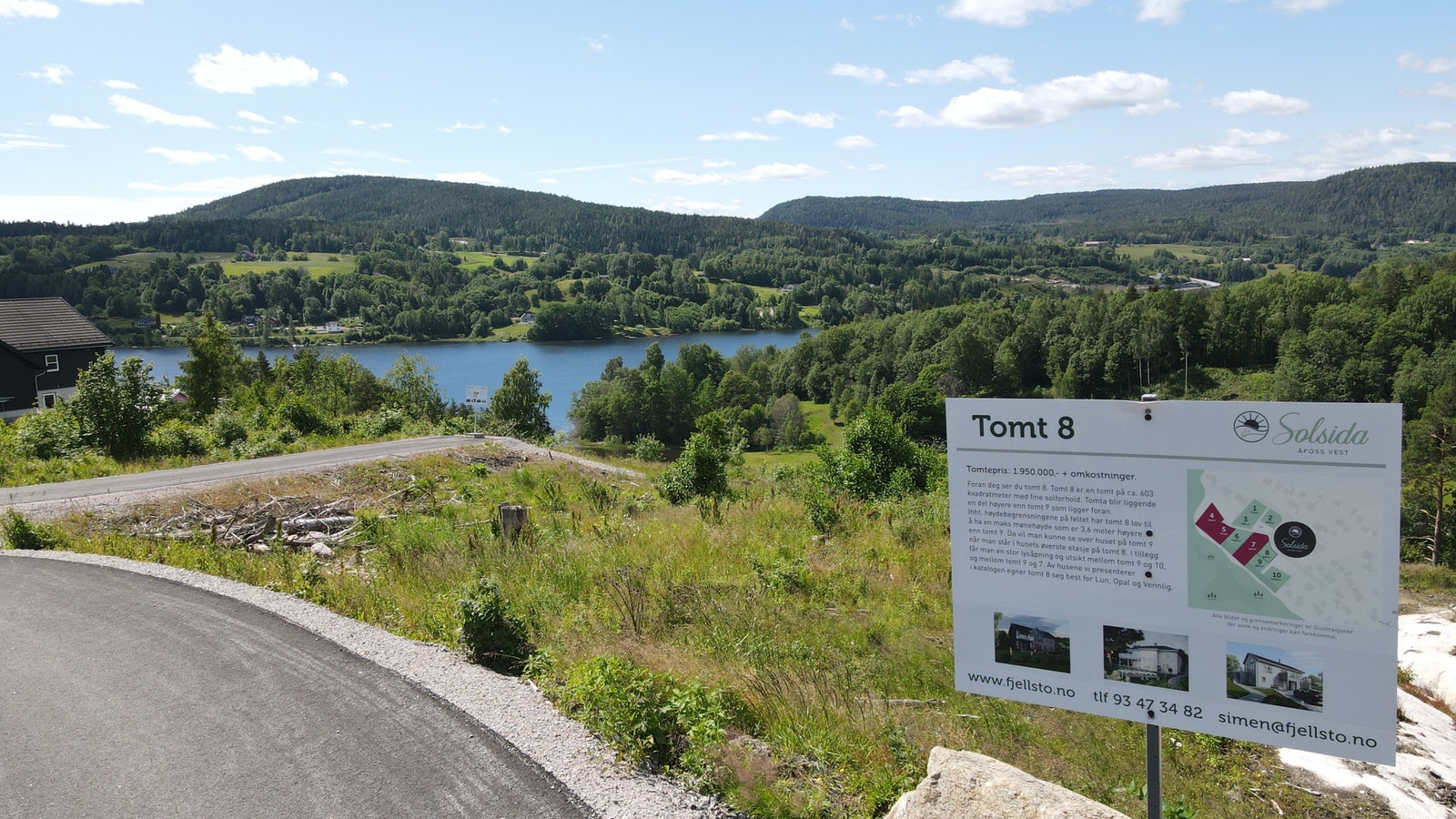 Tydelig skilting med utfyllende informasjon om hver enkelt tomt gjør det enkelt å orientere seg på feltet Galleribilde