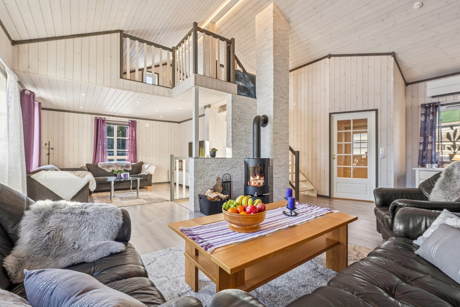 Romslig stue med god takhøyde. Galleribilde