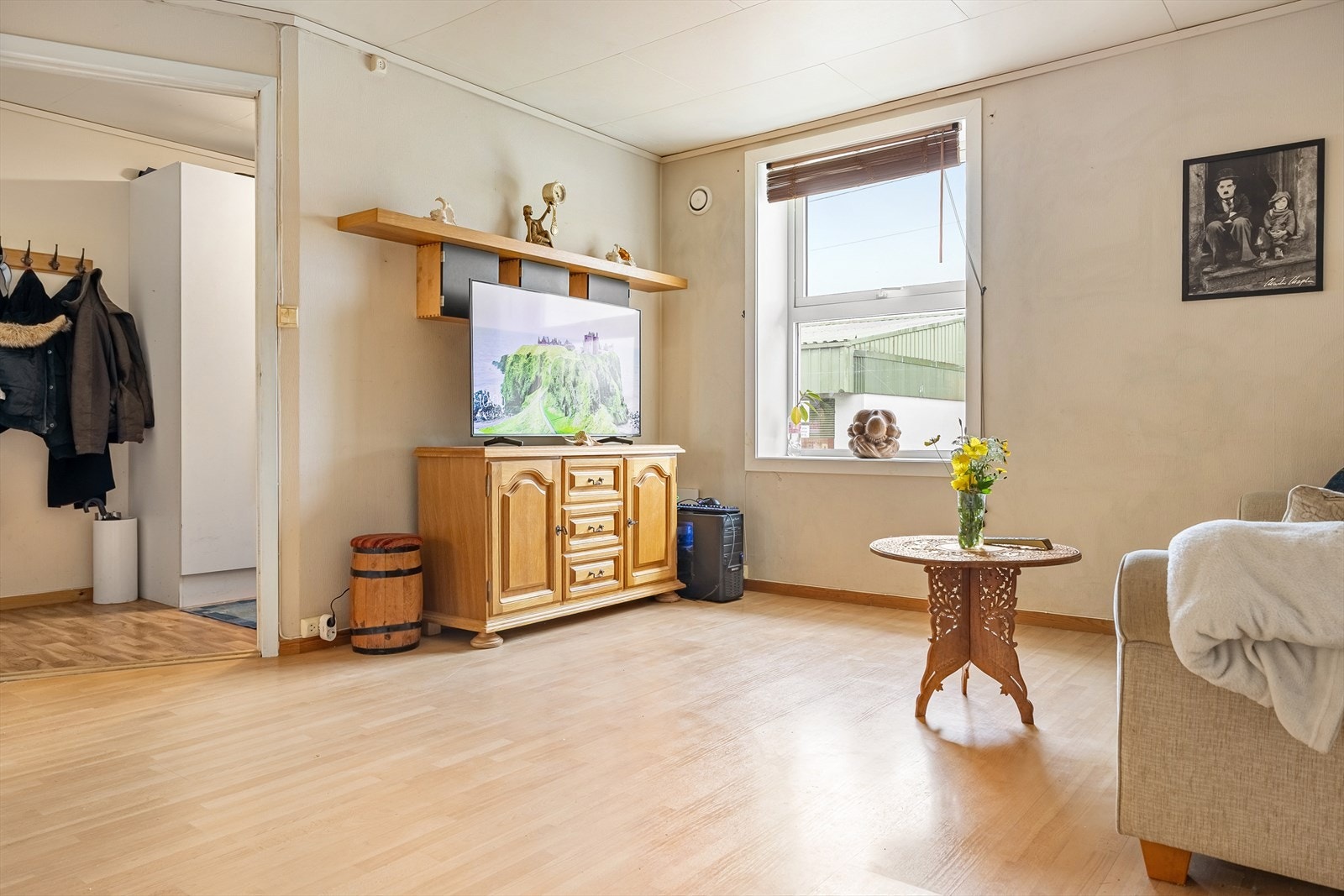 I stuen er det plass til sofa med tilhørende møblement Galleribilde