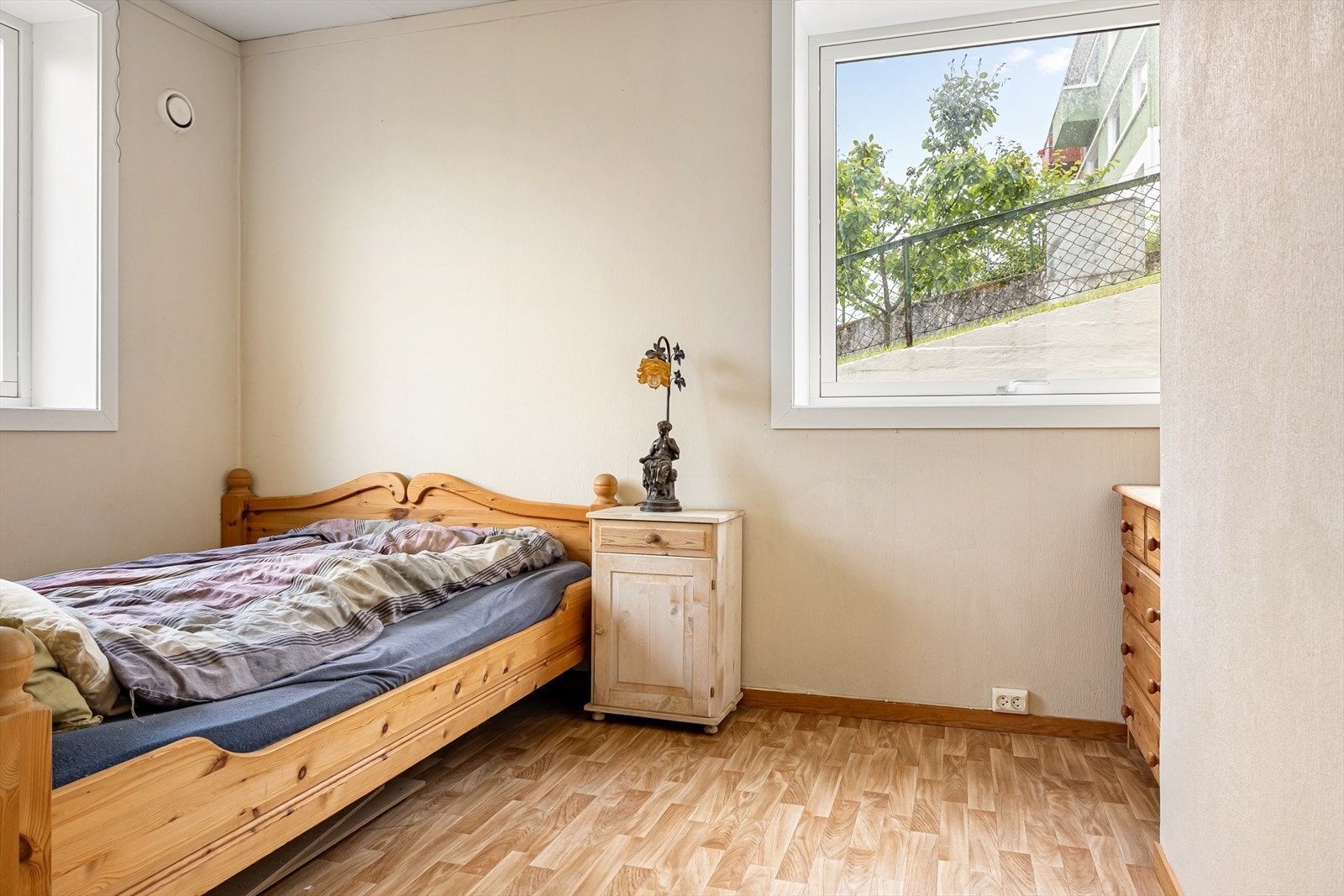 Soverommet er romslig og gir god plass til seng og tilhørende møblement som nattbord og kommode Galleribilde