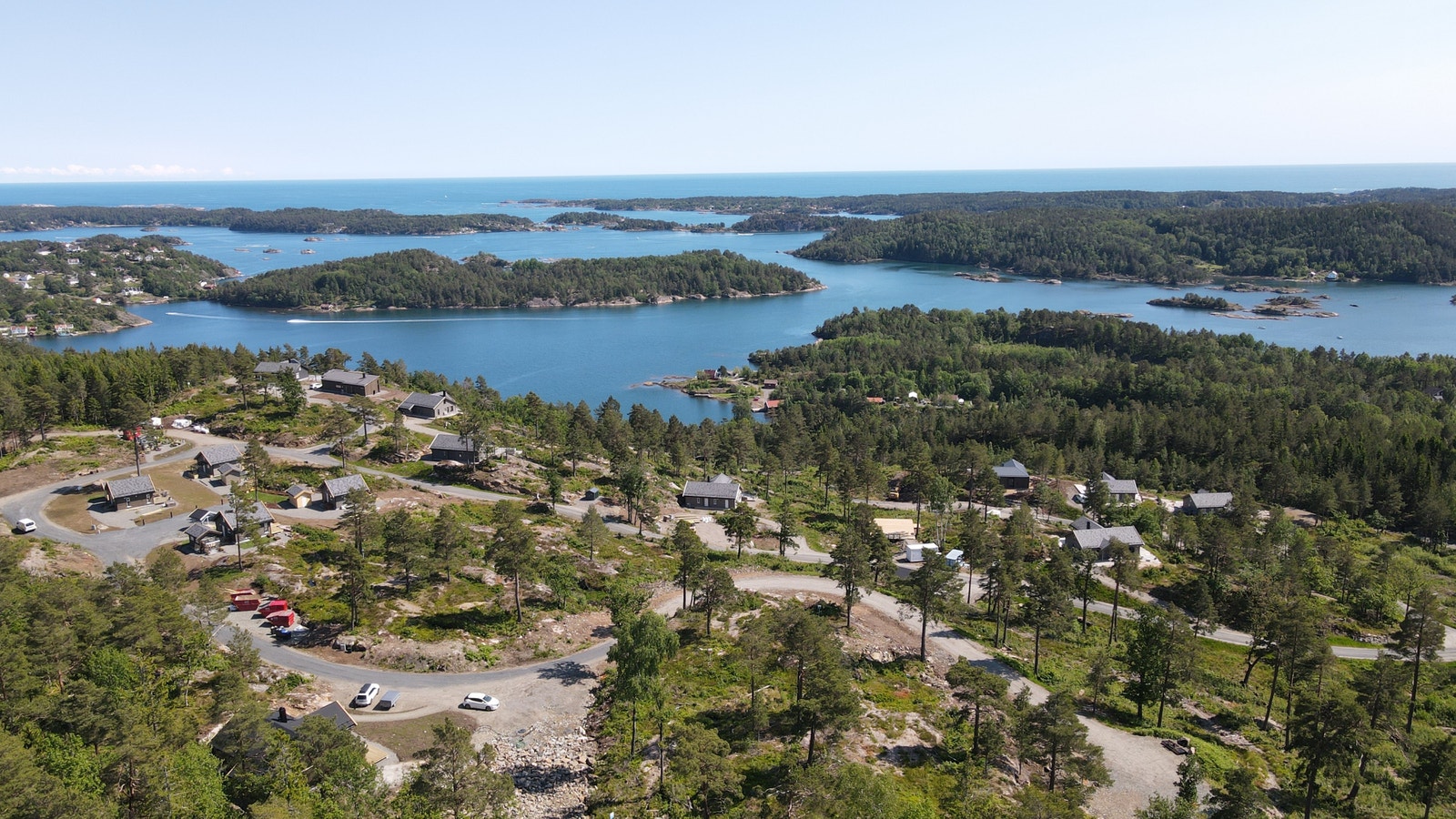 Sørlandsleia fra luften! Vi har også et godt utvalg av byggeklare tomter dersom du ønsker annen type hytte eller tomt. Galleribilde
