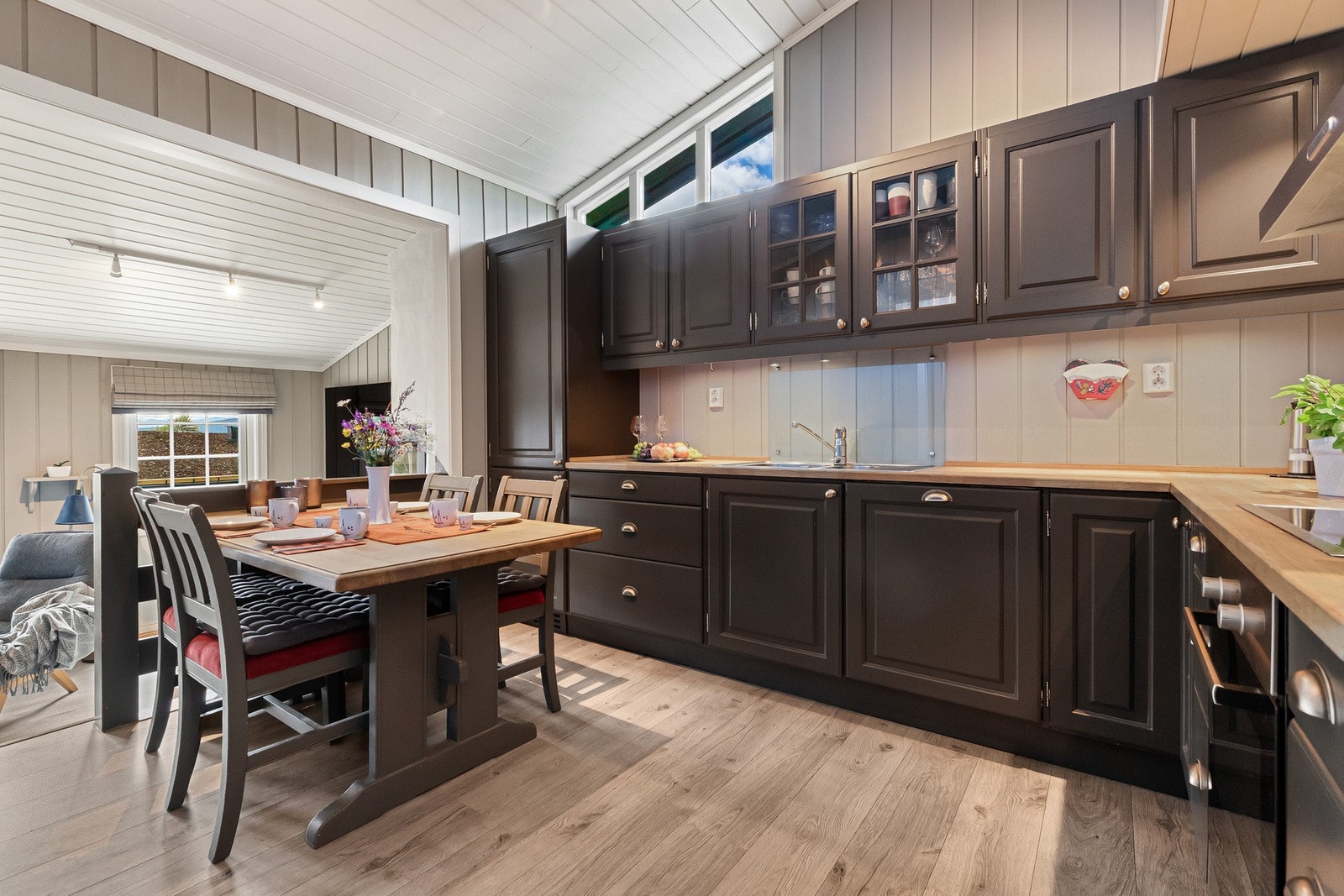 Hvitevarer som kjøl/frys, komfyr, steketopp og oppvaskmaskin. Galleribilde