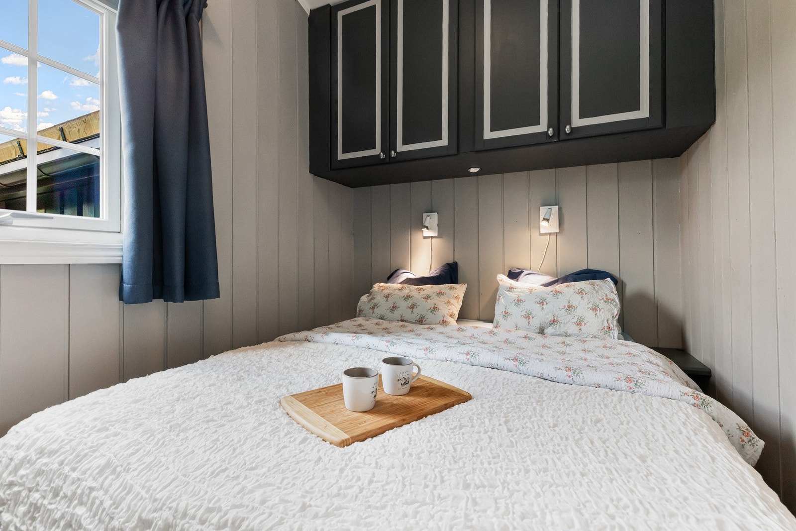 Plassbygde skap over sengen Galleribilde