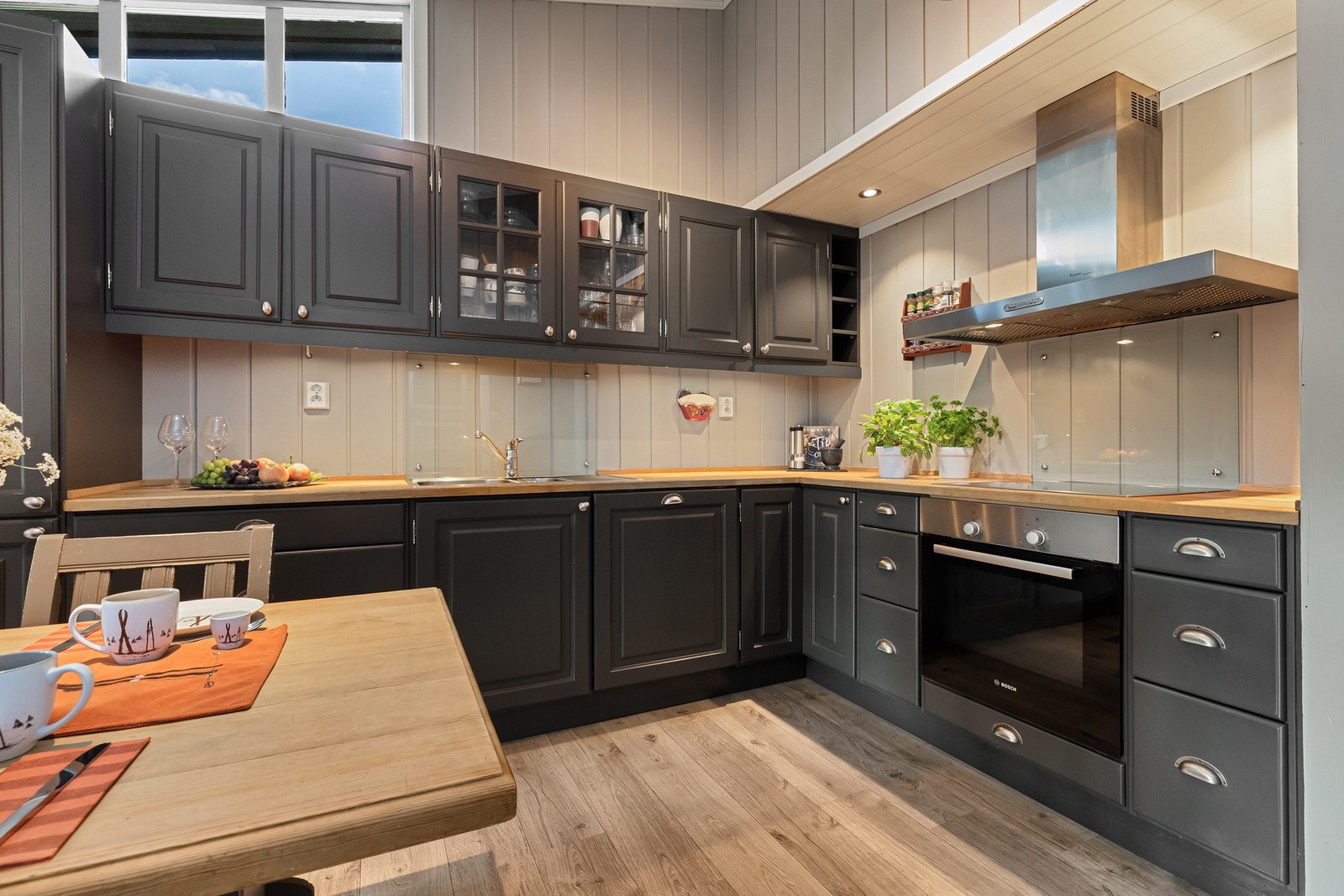 Åpen løsning til kjøkkenet, noe som gjør det sosialt og hyggelig. Pent kjøkken med kjøkkeninnredning i god kvalitet, levert fra lokalt snekkerverksted. Mørke fronter med heltre benkeplate i edeltre - oljede overflater, vaskebeslag i rustfritt med to kumme Galleribilde