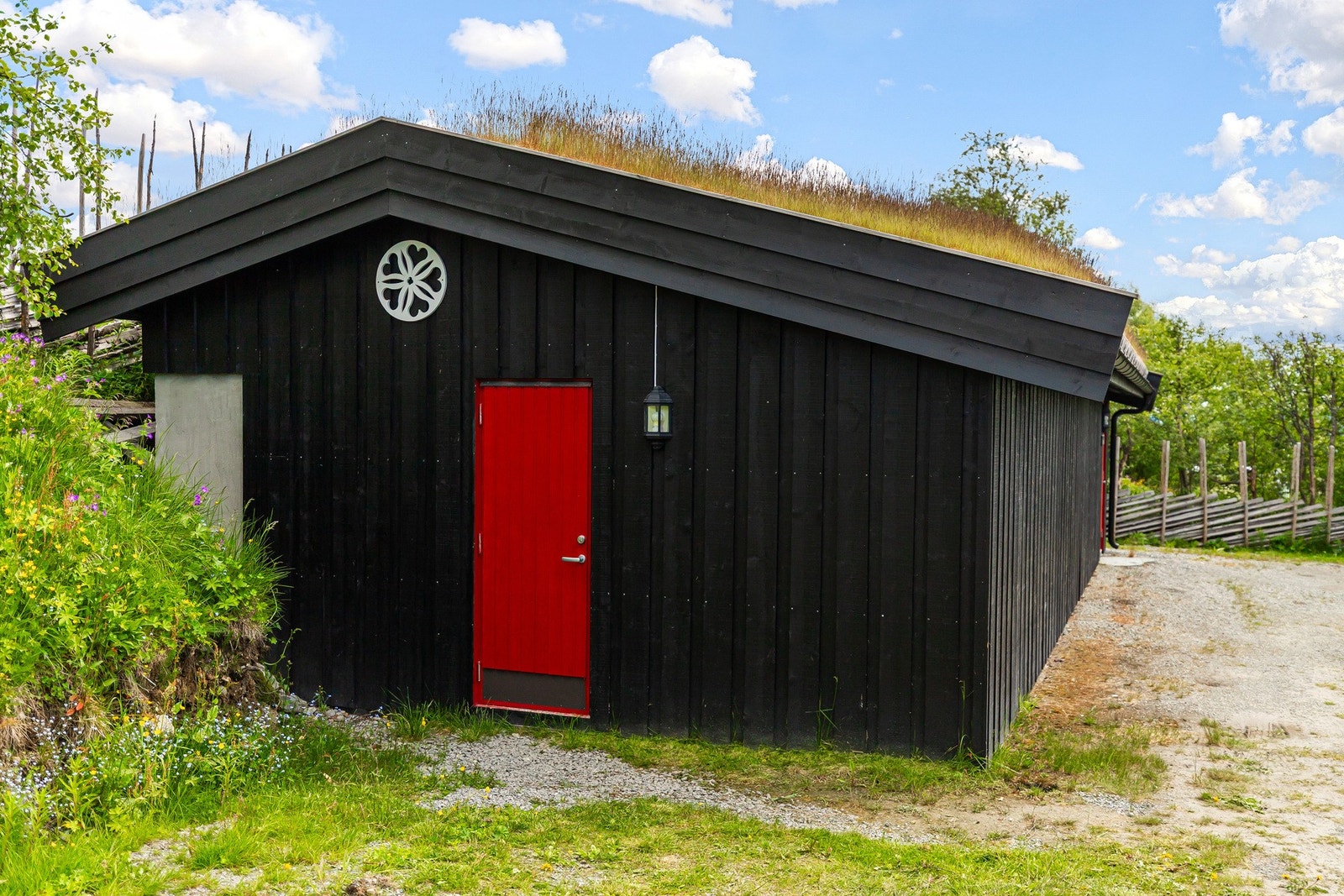 I tillegg disponerer seksjonen en privat bod i felles bodanlegg og en felles skibod Galleribilde