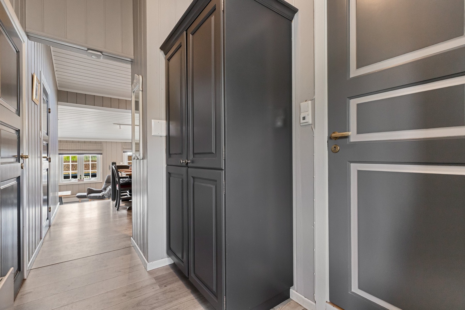 Plassbygd garderobeskap i gangen Galleribilde