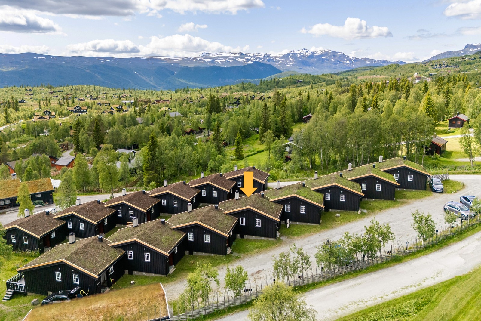 Parkering rett utenfor døren på egen plass på felles parkeringsplass. Montert el-billader. Felles gjesteparkering. Galleribilde