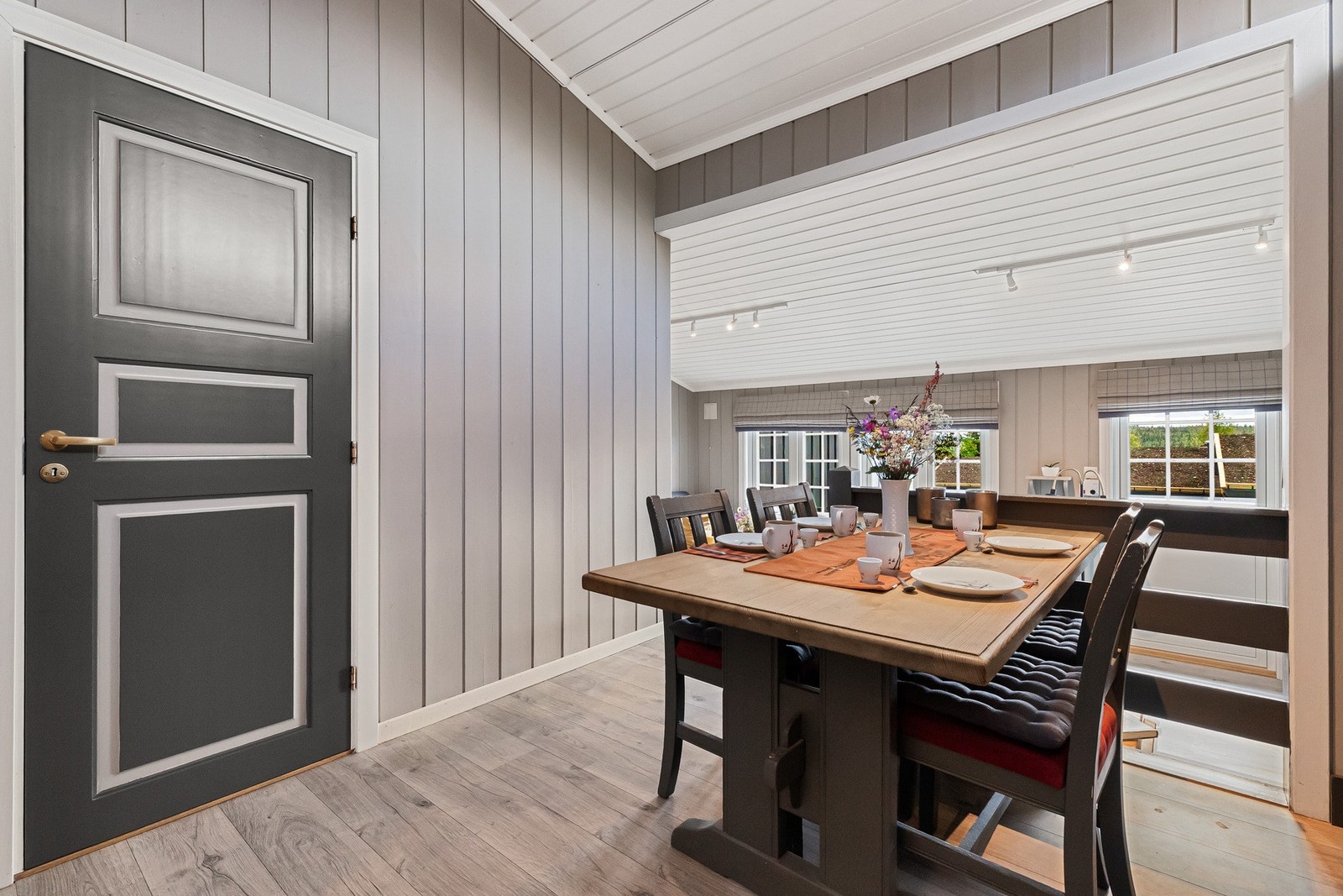 Godt med skap- og benkeplass, og det er også plass til et spisebord. Galleribilde