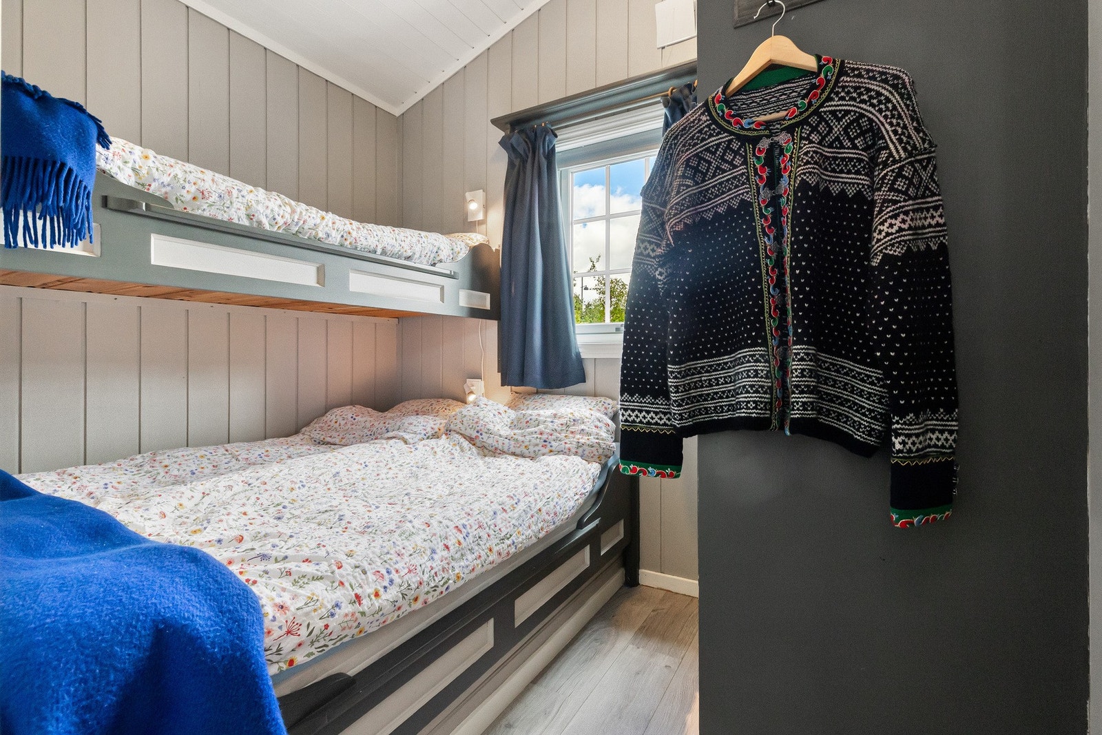 Det andre soverommet er innredet med plassbygd familiekøye og garderobeskap. Galleribilde