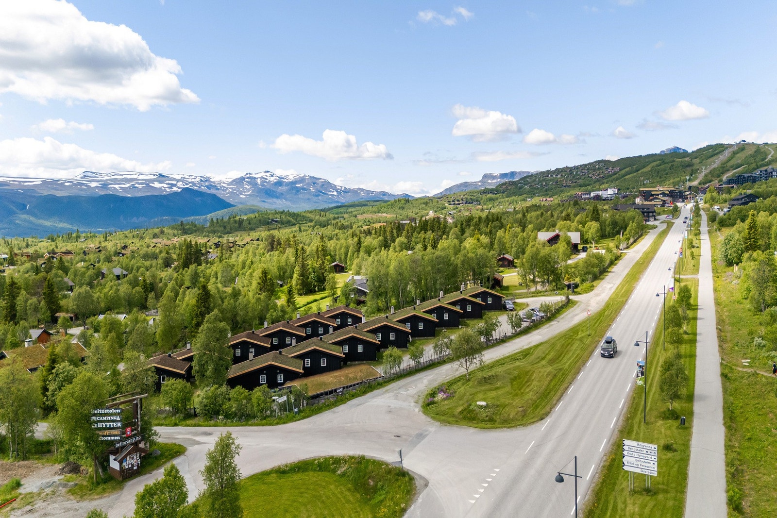 Bitigrenda er et hyggelig og veldrevet sameie med nærhet til Beitostølen sentrum, langrennsløyper, alpinanlegg og fjellturer sommer som vinter. Dette er stedet for deg som ønsker avslapning, aktivitet og gode opplevelser året rundt. Galleribilde