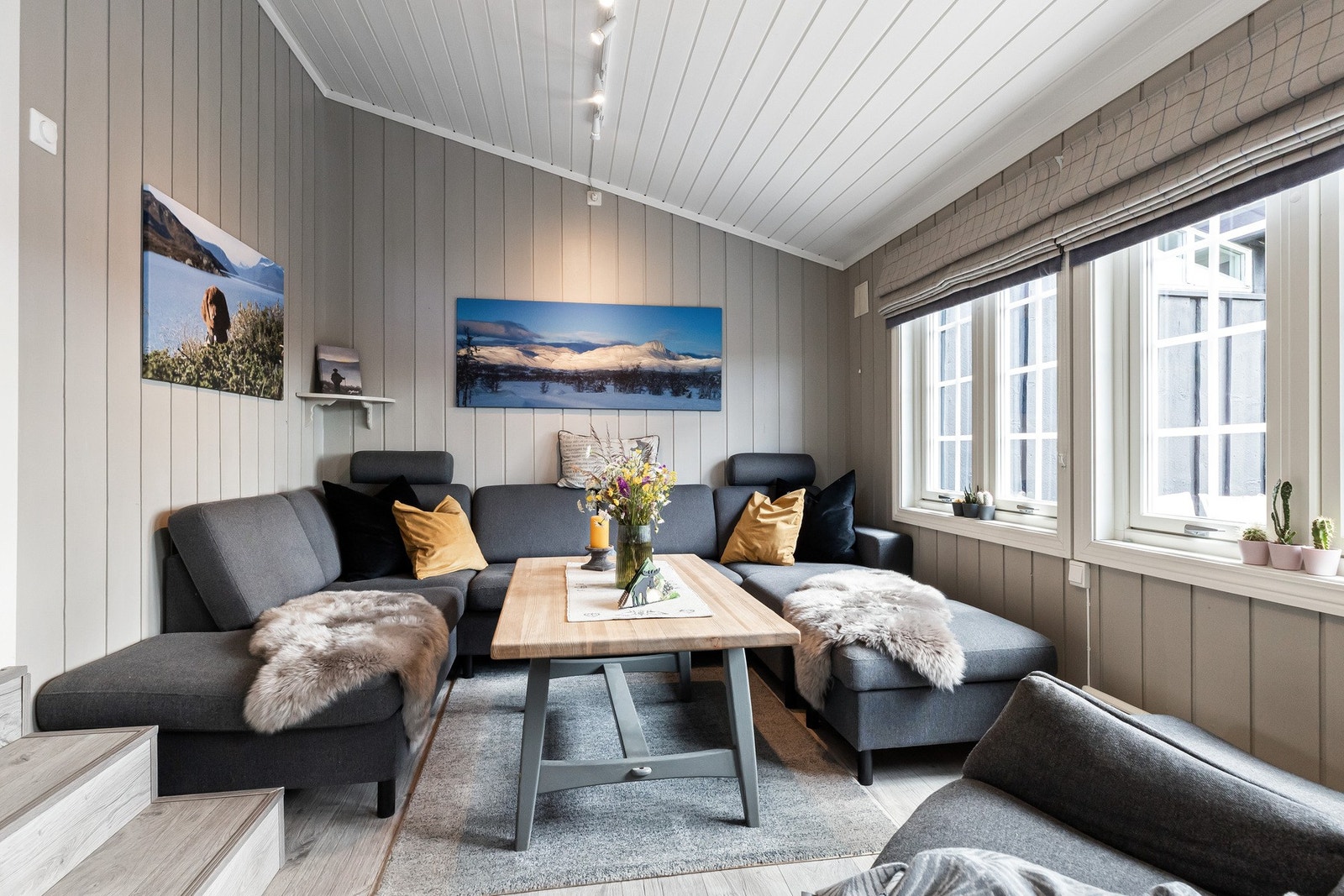 Lys og trivelig stue med flere vindusflater som slipper inn rikelig med dagslys og gir en god romfølelse. Galleribilde