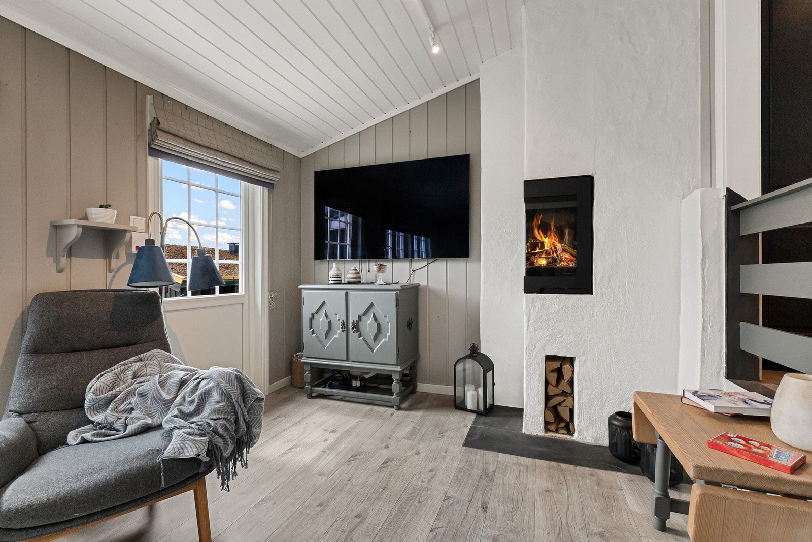 Den moderne peisovnen skaper en lun stemning og god varme på kalde dager. Galleribilde