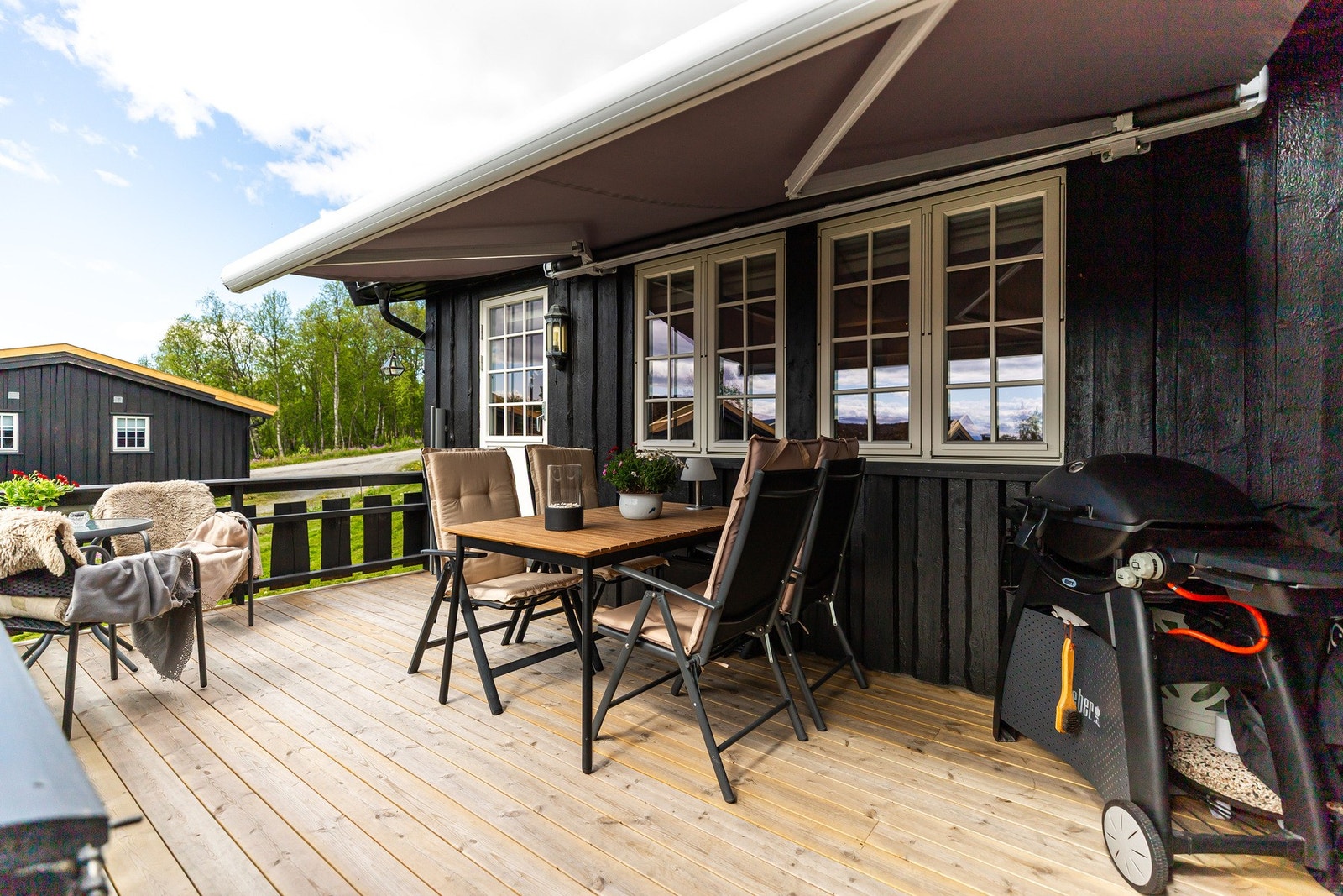 Fra stuen er det utgang til en solrik terrasse på ca. 16 kvm. Persienne som man kan dra ut på solfylte dager. Galleribilde