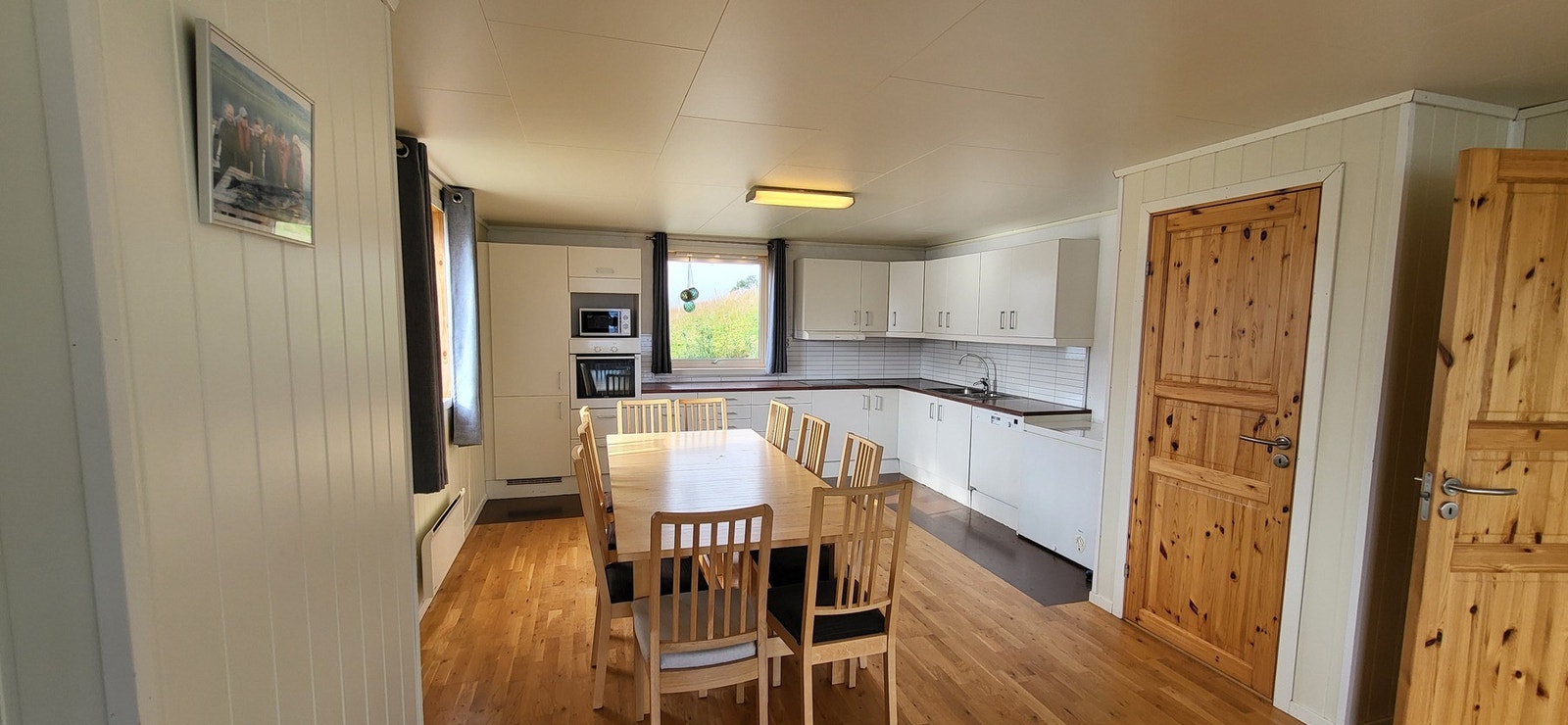 Romslig kjøkken i utleiehuset Galleribilde