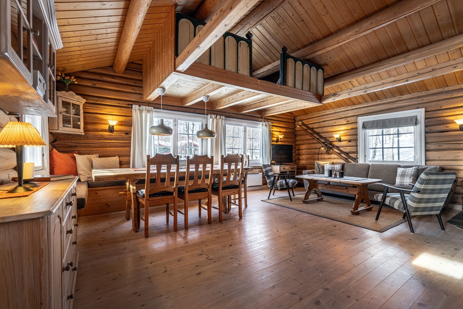 Stor stue med liten hems med god plass til stort spisebord og sofagruppe. Galleribilde