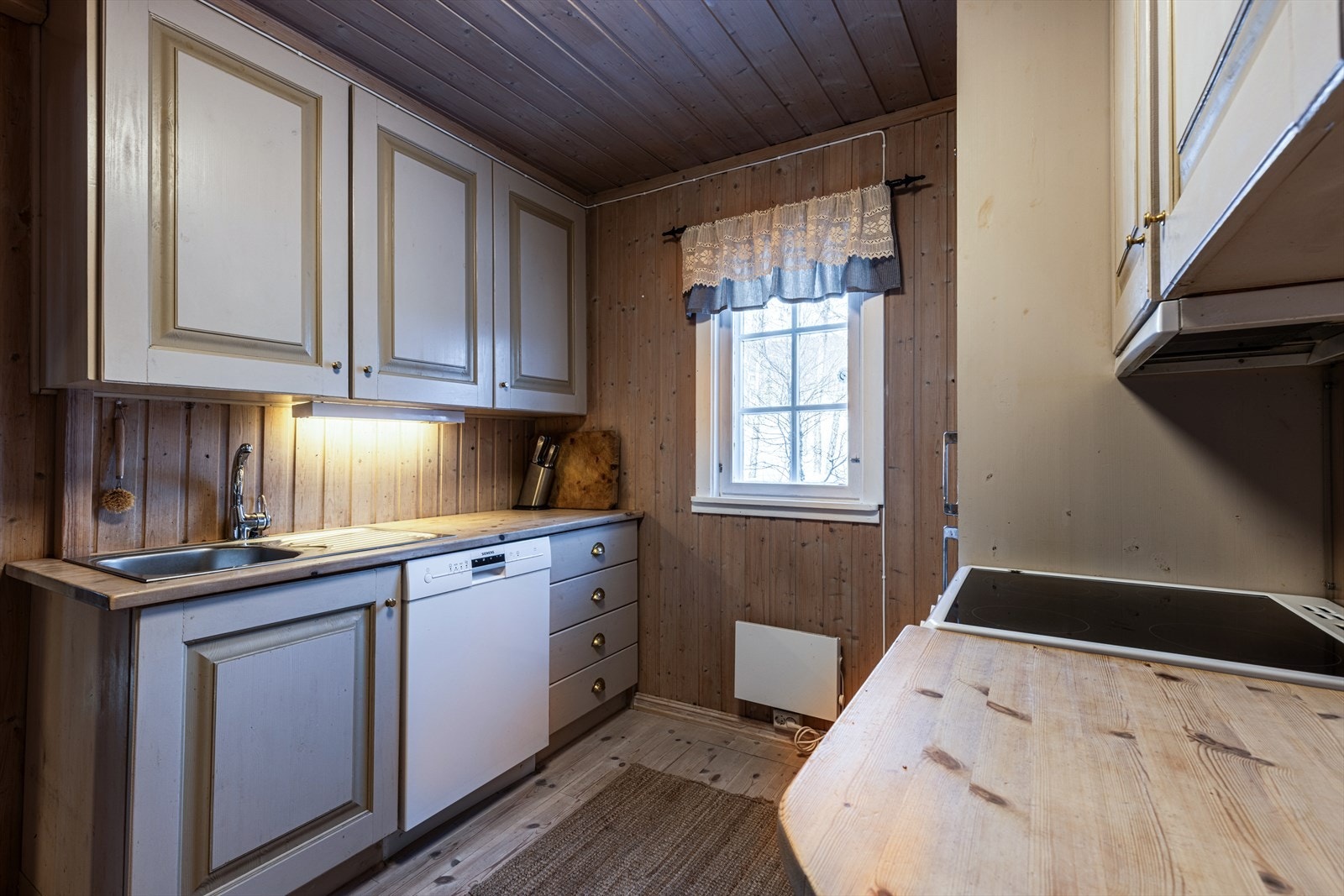 Kjøkken malt i delikat farge. Galleribilde