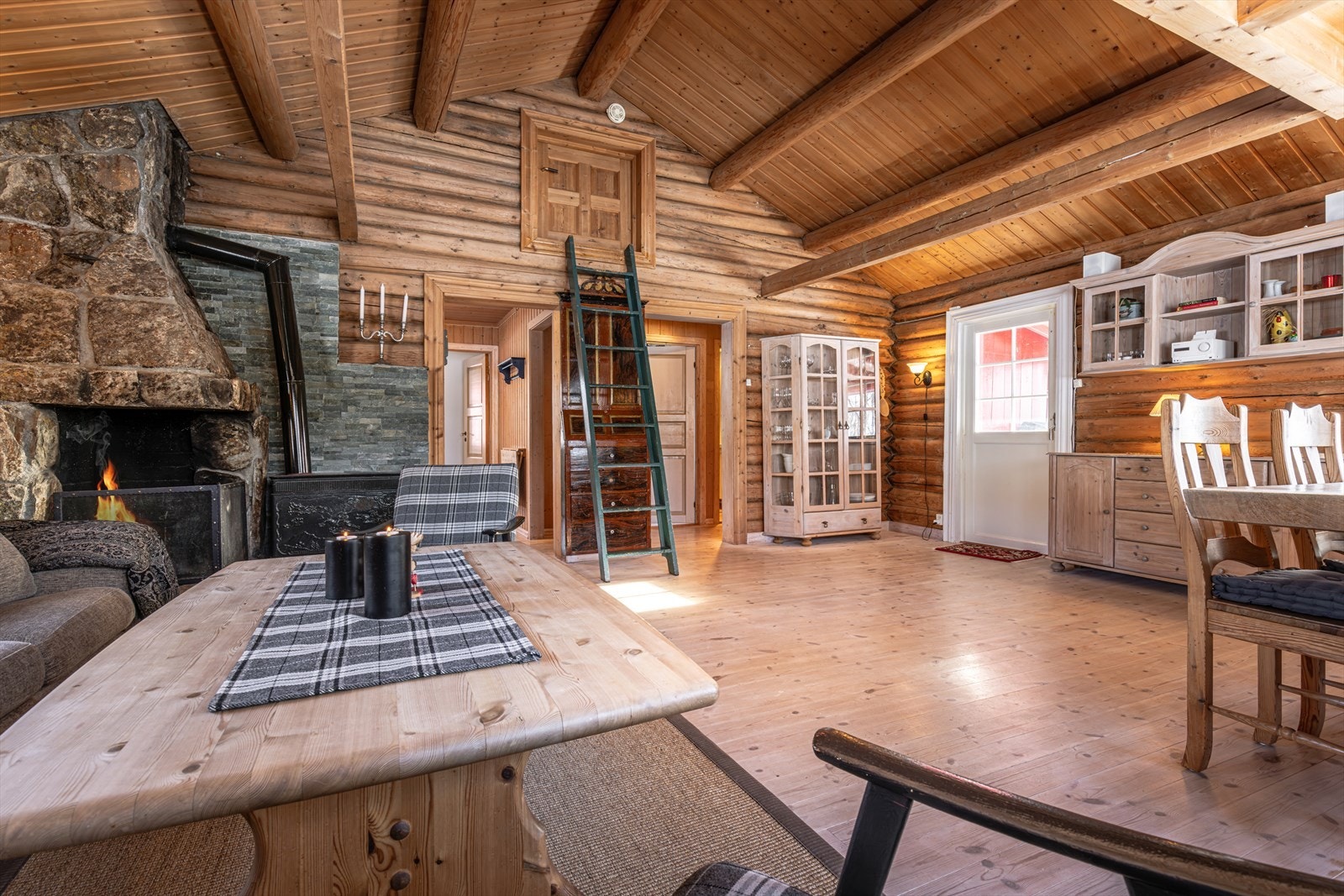 Koselig peis fint plassert i den store stuen. Galleribilde