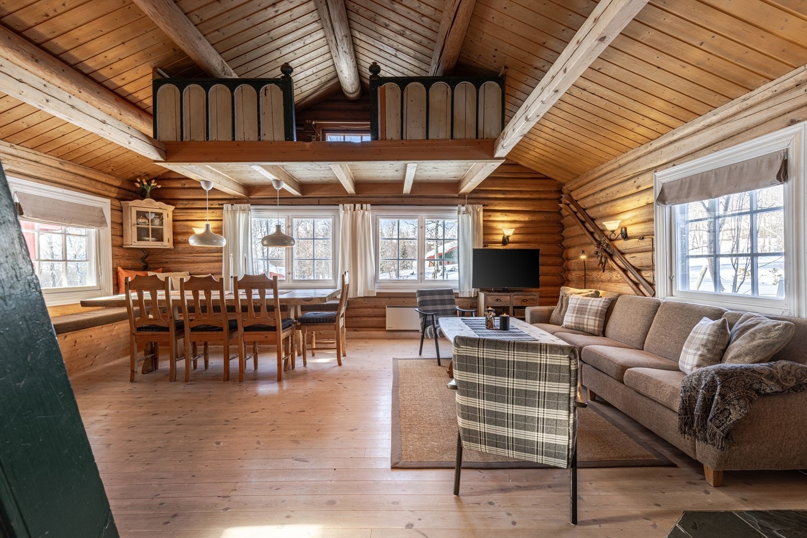 Stor stue/spisestue med store vindusflater. Galleribilde