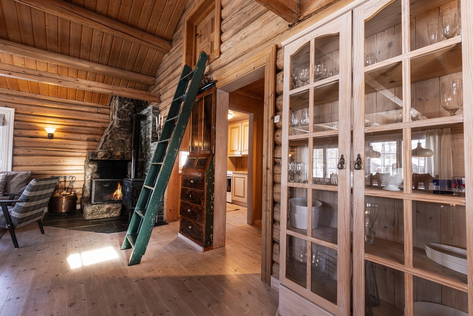 Stige opp til hems på ca. 9 kvm (ikke målbart areal). Galleribilde