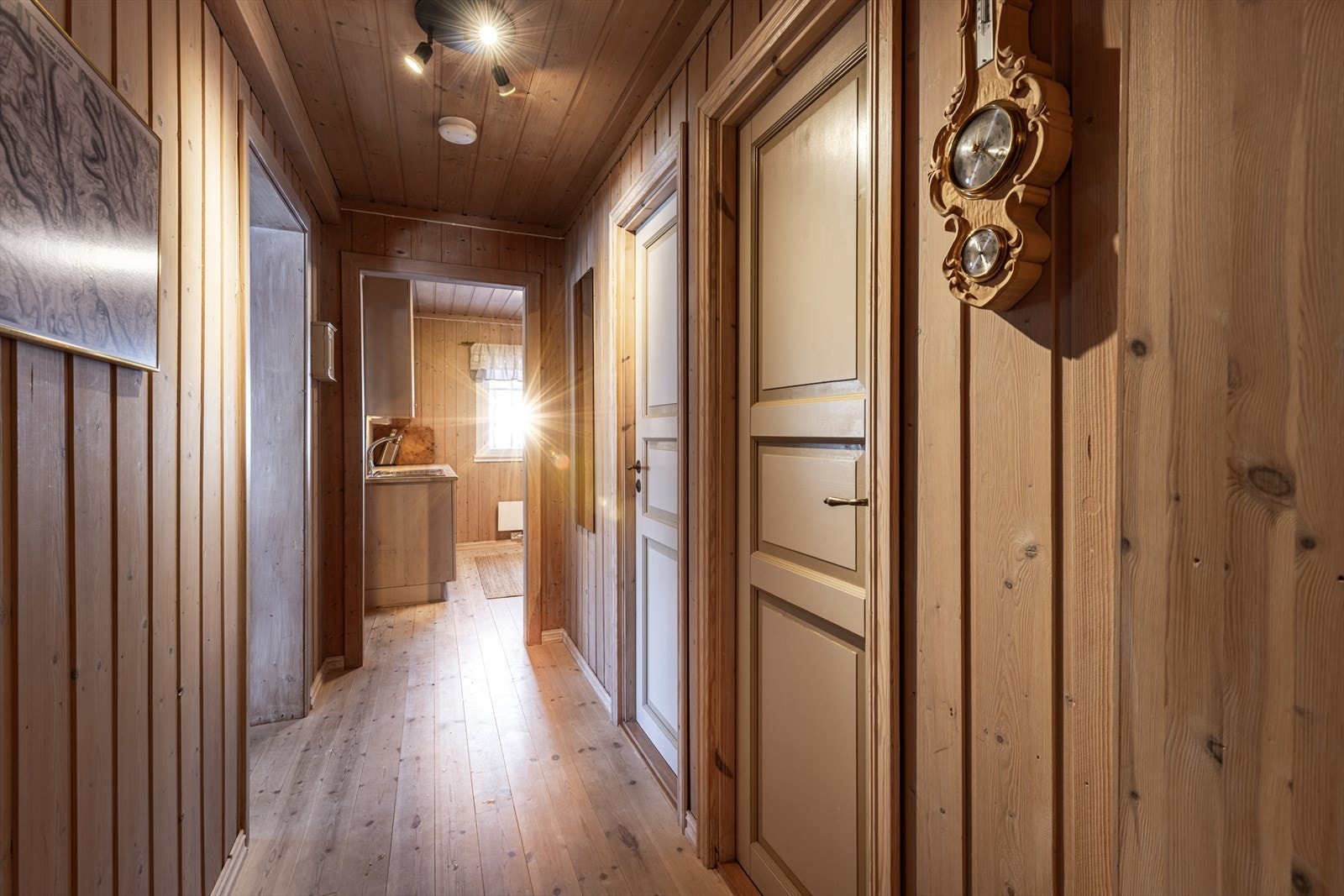 Gang mot kjøkken og stue. Galleribilde